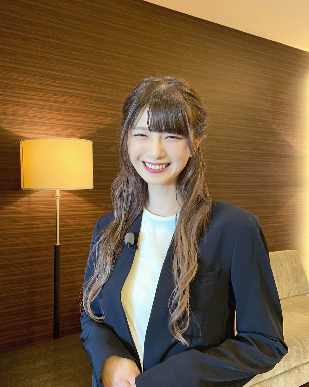 のインスタグラム：「. 御社でインターンよろしいでしょうか？  観ていただきありがとうございました❤︎  八芳園さんにお邪魔させていただきました🥰本当に素敵なところでした❤︎そのような素敵な場所で貴重な体験をさせていただけてうれしかったです！  様々なお仕事を体験させていただいたのですが、難しさに驚きました。皆さんの努力によって素敵なものが築き上げられ、保たれているんだなと感動しました🥺  次の日からTVerで観ることもできるのでぜひ皆さんチェックよろしくお願いします！✨  私の働きぶりはどうでしたか...？ サプライズにはすごく驚いてしまいました🤣」