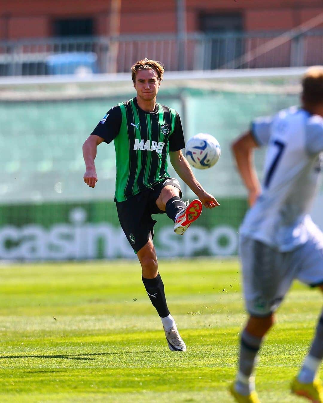 USサッスオーロ・カルチョのインスタグラム：「Gran caldo e buon pubblico allo Stadio Ricci per l’amichevole con la Feralpisalò.  Nel finale vincono gli ospiti con i gol di Compagnon e Gjyla.  #ForzaSasol 🖤💚」