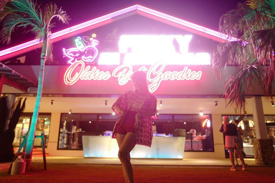 水森依音のインスタグラム：「Oldies bar "FUNKY FLAMINGO"🏝🦩💘💘🫧   #oldies  #宮古島  #pinupstyle   #rockabilly」