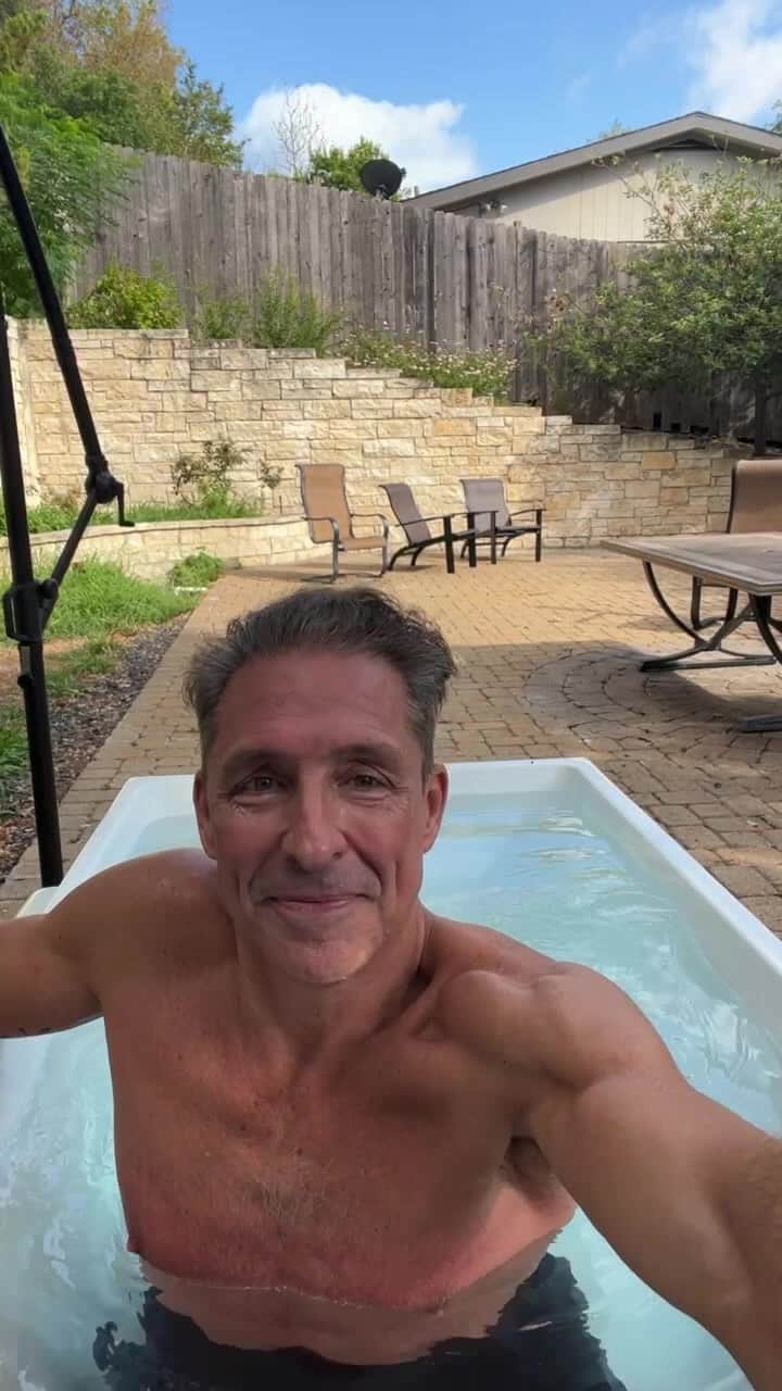 デイヴ・アスプリーのインスタグラム：「Let’s talk about migraines, caffeine, Mediterranean diet, and why it’s hard to sell coffee in Europe. Cold plunge at 45°F for more than 10 minutes .😜」