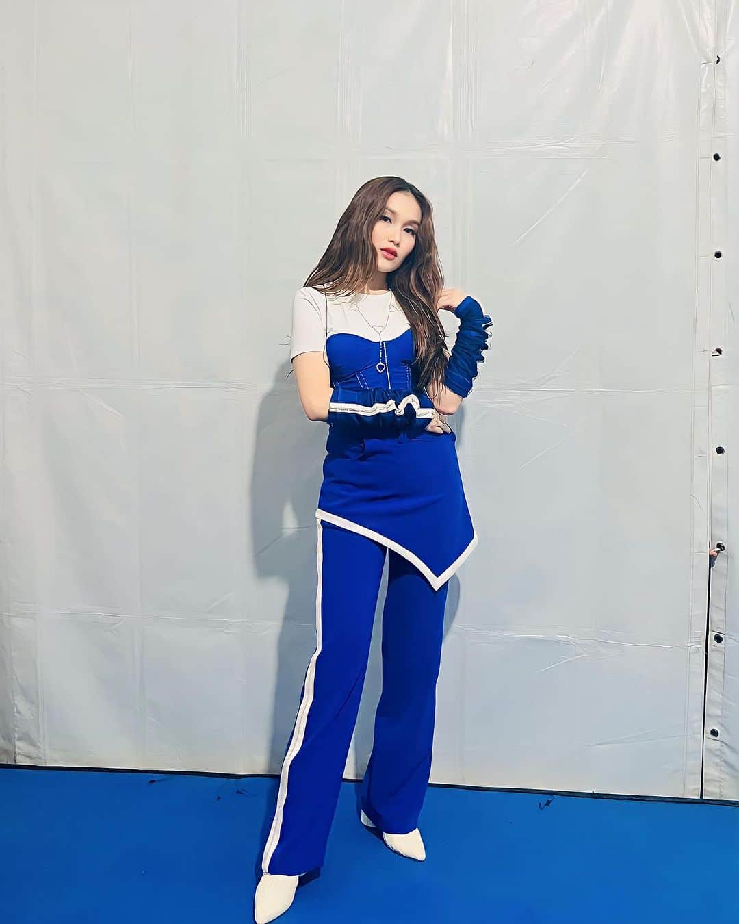 アユ・ティンティンのインスタグラム：「BRI Simpedes Makasar 💙🧡 In @samastudiofficial  Hairdo @kriznafahrezi  Stylist @erichalamin  Styling team @andraastari」