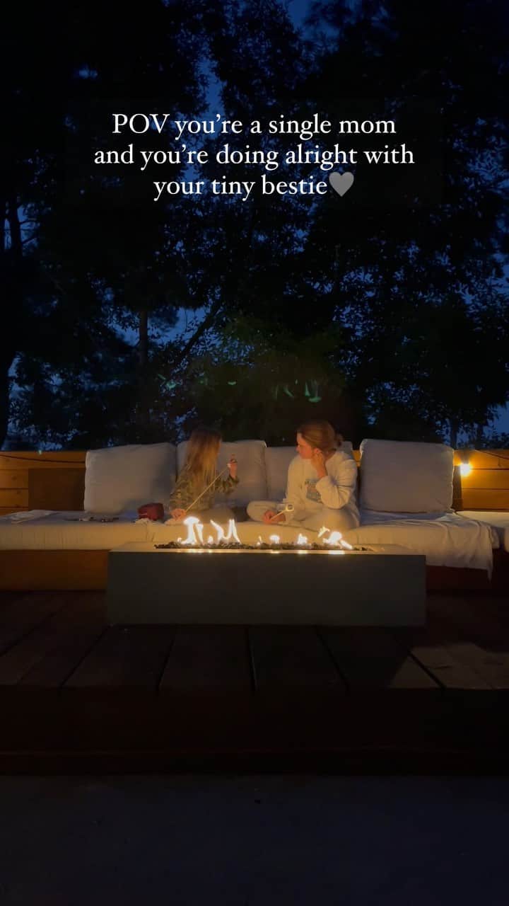 ストーミ・ヘンレイのインスタグラム：「All I need 👩‍👧」
