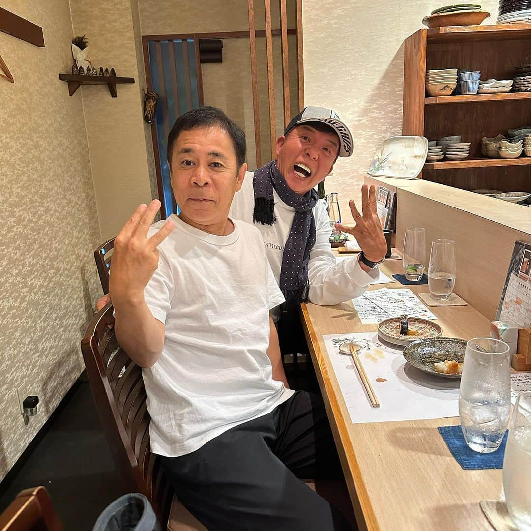 岡村隆史のインスタグラム：「ドゥーン ショージさんと第1回 吉本勉強会を 色んなお話し聞けて楽しかったです。第2回も楽しみです。 ドゥーンの手は開かないといけない。すいません。  #村上ショージ」