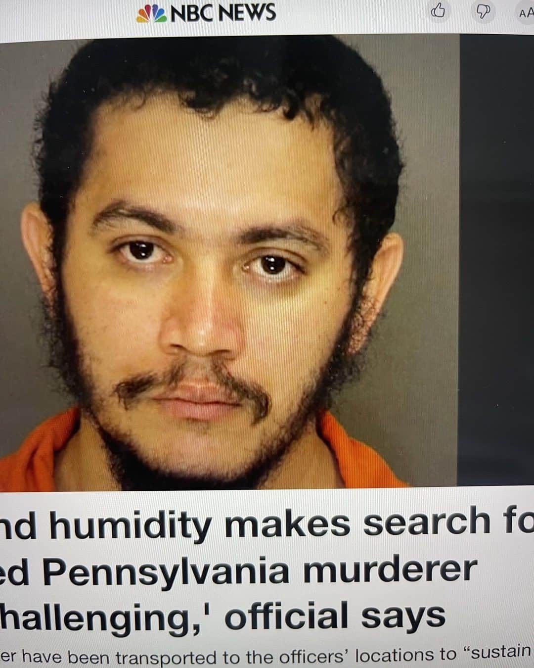 マイケル・キートンのインスタグラム：「Escaped murderer still on the loose but has been spotted about 9 times! Once playing hackeysack outside of a Starbucks and once at a Taylor Swift concert」