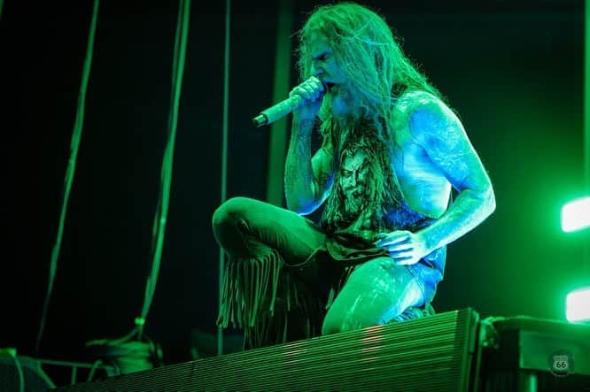 ロブ・ゾンビのインスタグラム：「A few more shots by @66robfenn of last night’s party in Scranton! 11,000 folks from Dunder-Mifflin sure get LOUD! #robzombie #freaksonparadetour」