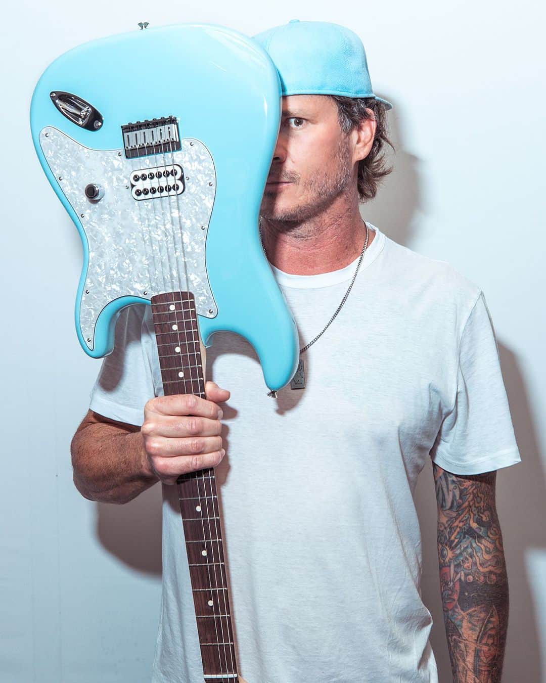 トム・デロングのインスタグラム：「My signature @fender Stratocaster is available now at Fender.com if you haven’t got one yet 🤘🏼🤘🏼… @blink182」