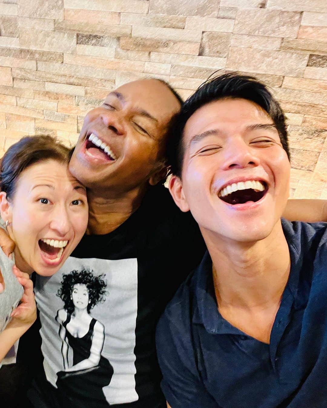 テリー・レオンのインスタグラム：「Is EVERYONE in Tokyo??? It was a #RENT family reunion with @shauneveray at @bdctokyo, got to hang out with @itsjoanalmedilla in Shibuya, and went to the opening night of #Ragtime at @toho_stage_official with the legendary @ahrenslynn & @stephen.flaherty.music in attendance. Bravo to my friend & producer Mariko Kojima and props to @eamonjohnfoley for the gorgeous physical storytelling. Kim and I ended the night at a 24-hour izakaya in Ginza. We ❤️ you, 🇯🇵!」