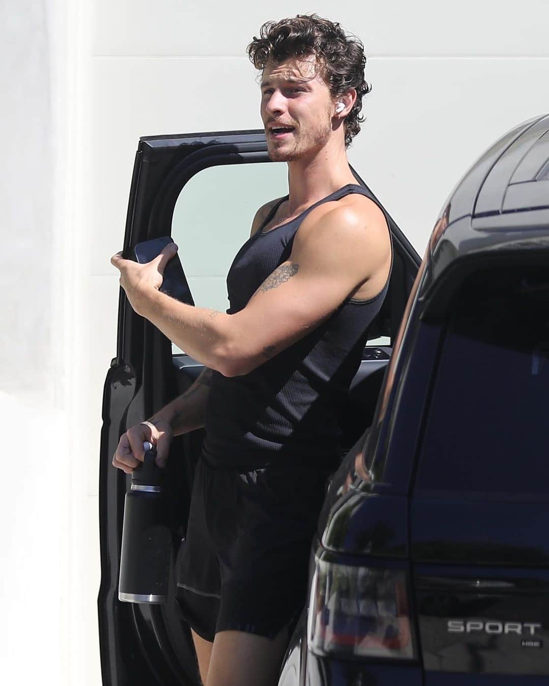 Just Jaredさんのインスタグラム写真 - (Just JaredInstagram)「Shawn Mendes shows off his muscles while hitting the gym for a workout. #ShawnMendes Photos: Backgrid」9月10日 0時25分 - justjared