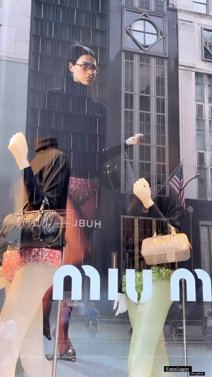 リサ・リナのインスタグラム：「Omg this!!!! Bergdorf Goodman has been my favorite store, my whole entire life. It is my number 1 and to have my child in the window at @bergdorfs is another level and just blew my mind!!!! 🤯❤️🙌🏼」