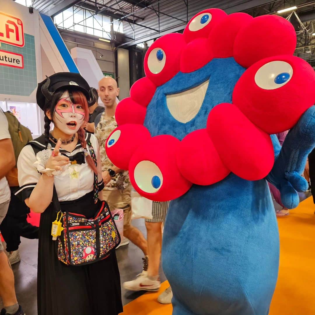 兎味ペロリナさんのインスタグラム写真 - (兎味ペロリナInstagram)「パリ日記LAST  Japan Expo！  日本が大好きな世界の人が集る世界最大のジャパニーズカルチャー祭り  初めて参加した時、自分の国をすごく誇りに思えて感激して毎年プライベートで来るようになった。 もちろん、自分も楽しいからってのもあるけどね👾  コロナ明けてずっと会えなかった現地の友達たちにも会えて、みんな元気そうでよかった！  またフランス行くね💫  最後の画像はパリで買ったものぜんぶと、マリオ系のは全部現地の友達にもらったもの🤗  #japanexpo #paris #fance」9月10日 0時29分 - perolina_usami