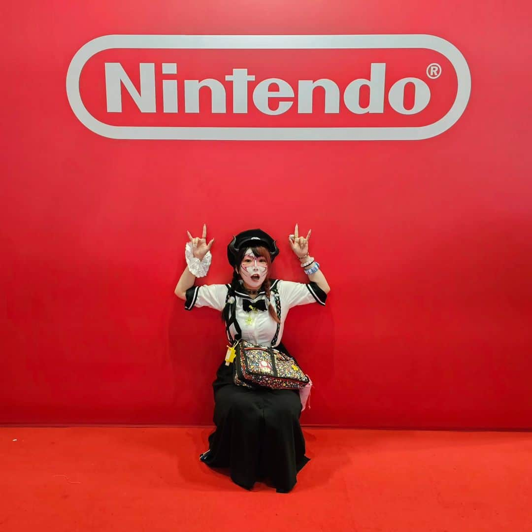 兎味ペロリナさんのインスタグラム写真 - (兎味ペロリナInstagram)「パリ日記LAST  Japan Expo！  日本が大好きな世界の人が集る世界最大のジャパニーズカルチャー祭り  初めて参加した時、自分の国をすごく誇りに思えて感激して毎年プライベートで来るようになった。 もちろん、自分も楽しいからってのもあるけどね👾  コロナ明けてずっと会えなかった現地の友達たちにも会えて、みんな元気そうでよかった！  またフランス行くね💫  最後の画像はパリで買ったものぜんぶと、マリオ系のは全部現地の友達にもらったもの🤗  #japanexpo #paris #fance」9月10日 0時29分 - perolina_usami