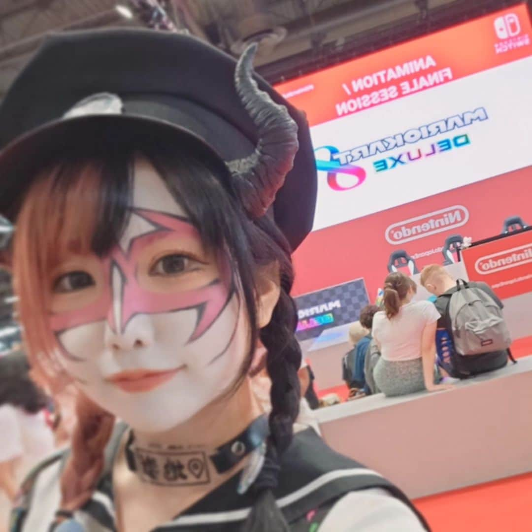 兎味ペロリナのインスタグラム：「パリ日記LAST  Japan Expo！  日本が大好きな世界の人が集る世界最大のジャパニーズカルチャー祭り  初めて参加した時、自分の国をすごく誇りに思えて感激して毎年プライベートで来るようになった。 もちろん、自分も楽しいからってのもあるけどね👾  コロナ明けてずっと会えなかった現地の友達たちにも会えて、みんな元気そうでよかった！  またフランス行くね💫  最後の画像はパリで買ったものぜんぶと、マリオ系のは全部現地の友達にもらったもの🤗  #japanexpo #paris #fance」