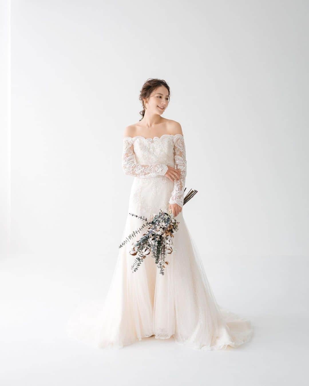 dress shop Vieux Parisさんのインスタグラム写真 - (dress shop Vieux ParisInstagram)「▶︎original wedding dress  #vieuxparis #dresssalonvieuxparis #ヴュパリ #ウェディングドレス #コンセプトウェディング #オリジナルウェディング #ヴュパリオリジナル #ウェディングヘア  #韓国風前撮り #結婚式写真 #結婚式ドレス #挙式ドレス #前撮りヘア #前撮りポーズ #前撮りレポ #前撮り準備 #結婚式へア #結婚式ブーケ #ヘアスタイル #花嫁美容 #花嫁へア #髪飾り  #ブライダル撮影 #2023夏婚 #2023秋婚 #プレ花嫁 #プレ花嫁さんと繋がりたい #ララ嫁さんと繋がりたい #ララ嫁 #ララシャンス」9月10日 0時29分 - vieux_paris_