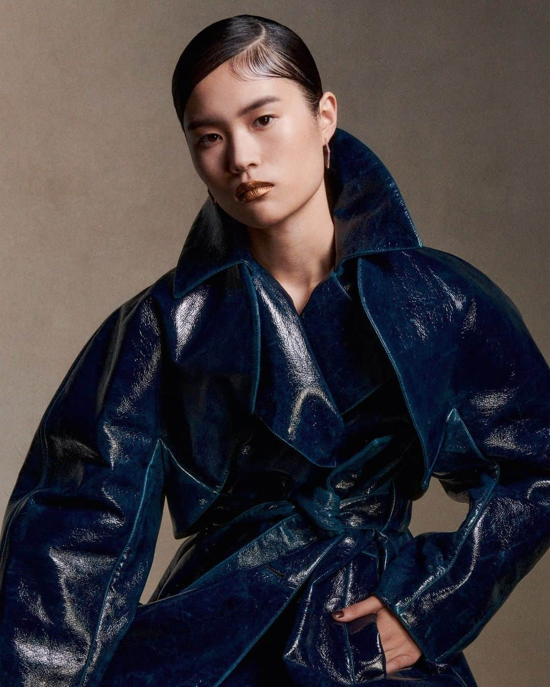 Vogue Parisさんのインスタグラム写真 - (Vogue ParisInstagram)「#VogueOpenCasting: Meet Mengyao Wang (@wang030530), from Zhoukou, China, one of the finalists of Vogue’s open casting in search of models around the world. Discover the other finalists at the link in our bio.  #VogueOpenCasting : Rencontre avec Mengyao Wang, venu de Zhoukou en Chine. L'une des finalistes du grand casting de mannequins organisé par Vogue à travers le monde. Découvrez les autres lauréats dans le lien en biographie.  Mengyao wears @MaisonAlaia trench-coat, @NoorFares earrings.  Photographed by @CharlotteMWales and styled by @PoppyKain, with hair by #ShingoShibata, make-up by #KanakoTakase, nails by @Sasha_Goddard_, choreography by @EricVonChristison, production by @MiniTitleLTD and set design by @AliceKPK.  #opencasting #voguefrance」9月10日 1時00分 - voguefrance