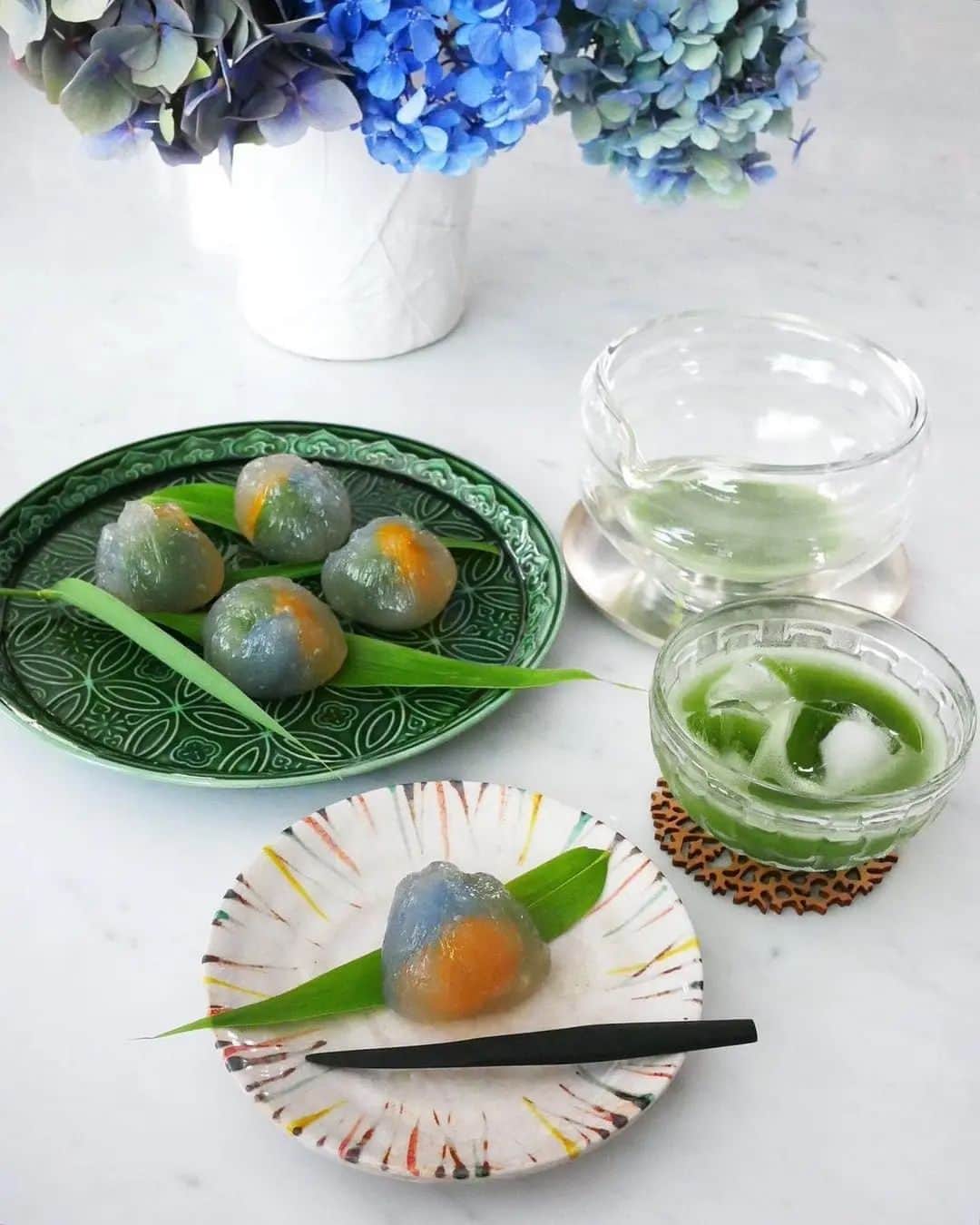 Matchæologist®さんのインスタグラム写真 - (Matchæologist®Instagram)「🌤 Daily #MatchaRituals are perfect for making little moments more meaningful! So, why not treat yourself to a unique #MatchaRitual experience with our Glass #Katakuchi Matcha-Making Bowl! (📷: @ayumi.kawai_arno| @matchaeologist_jp) . If you’re looking for an ultimate, all-in-one matcha-making device with a stylish blend of beautiful aesthetics 😍 and ergonomic design, this Glass Katakuchi Bowl 🌿 is perfect for you! . It features a depression along its sides to provide a natural handhold, and a concave base to ensure your fingers can grip it without slipping 🙏🍵 as you pour your freshly 🌱 whisked matcha with one hand 🍃👋 into your favourite serving cup. . Visit Matchaeologist.com (link in bio 👉 @Matchaeologist) to grab yours today! . Matchæologist® #Matchaeologist Matchaeologist.com」9月10日 0時31分 - matchaeologist
