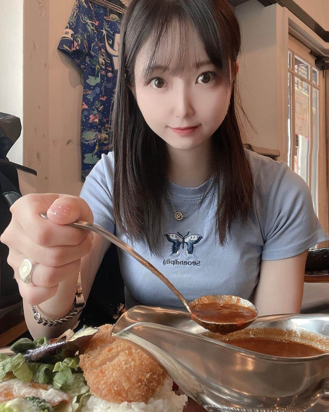 大崎菜々子のインスタグラム：「・ シチュー&カリー横濱KANさんに行ってきました🍛  20時間以上かけて煮込んだ、欧風ビーフカリーライスがめっちゃ美味しい🫶  トッピングもできるよ😘 私はチキンカツ、トマト、アボカドのグラタン、季節野菜のローストと野菜トッピング全部のせた贅沢カレーをいただきました✨  丸ごとトマトがカレーと相性抜群でした🍅  ワインをはじめお酒にも合う大人のプレートです✨  みんなもみなとみらい方面に遊びに行く時はぜひ行ってみてね‪(っ ॑꒳ ॑c)  PR @yokohama_kan #yokohamakan #横浜カレー #日本大通りグルメ #馬車道グルメ #関内カレー #カレー好きな人と繋がりたい #横浜美少女図鑑」