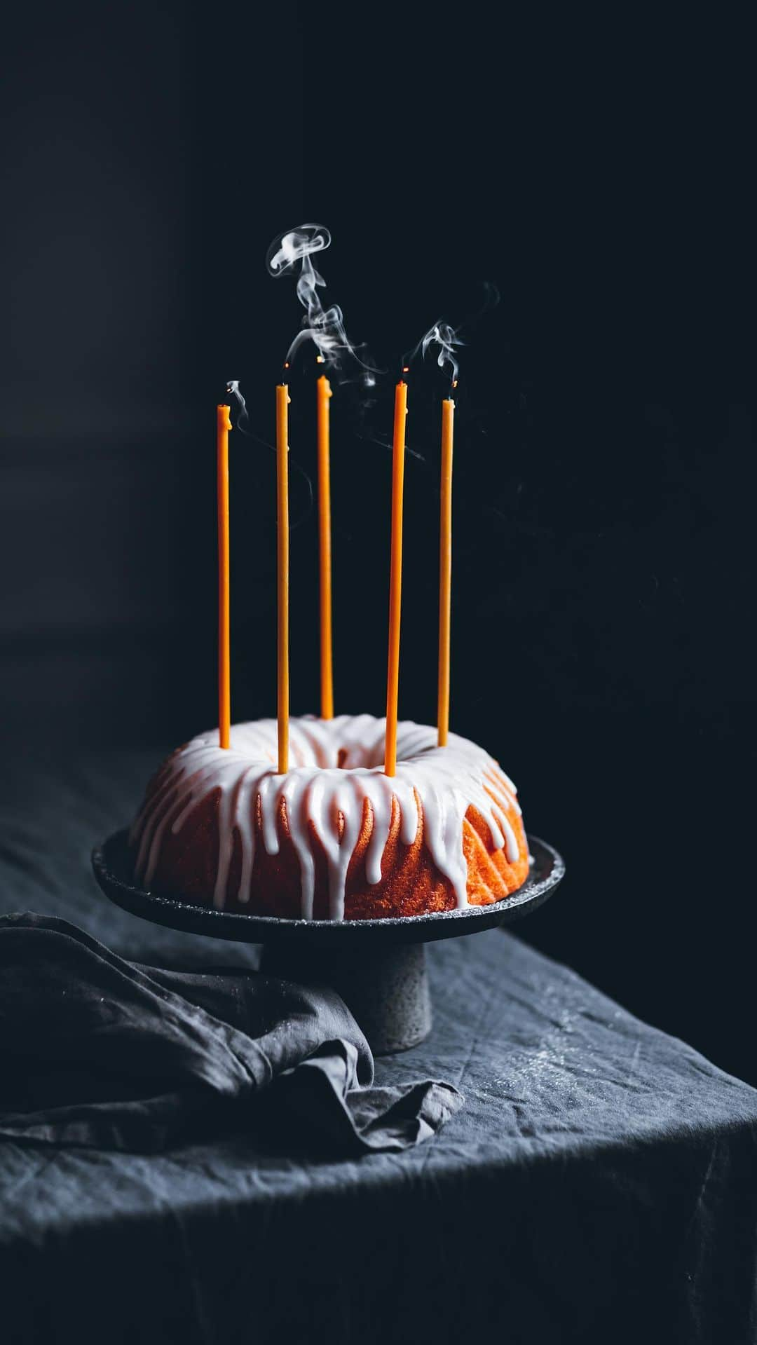 Linda Lomelinoのインスタグラム：「The most buttery lemon bundt cake with lemon icing 🧈🍋 From my most recent workshop with @signebay in her beautiful studio 🤍 The recipe is linked in my profile  #lemoncake #lemonbundtcake」