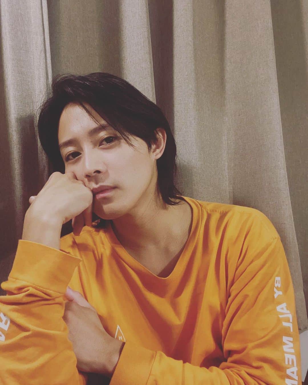 猪野広樹のインスタグラム：「30歳ラスト…！  21時くらいからインスタライブ一瞬やろうかな😏」