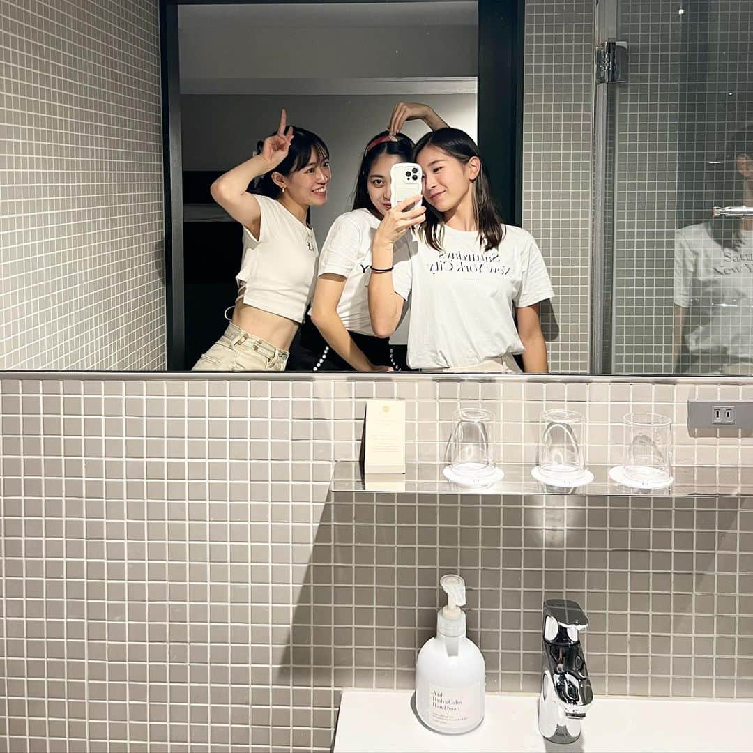 岡本麻佑のインスタグラム：「. TOKYO🗼🌙 気付けば着々と2日目も終了🥲  三者三様なこのお写真すっき🫶🏻🫶🏻🫶🏻 ハートしたかったのにおさるさんみたいになっちゃった🙉  #tokyo#trip#travel」