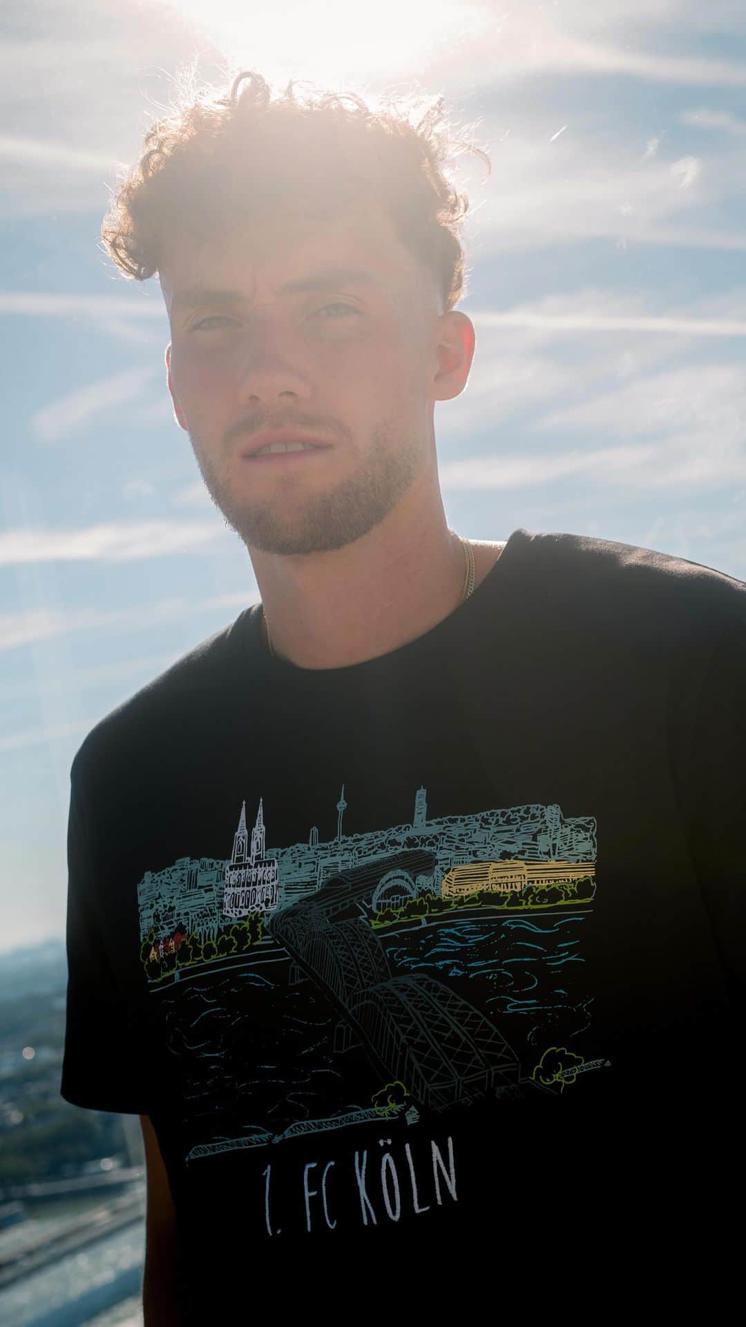 1.FCケルンのインスタグラム：「𝙨𝙝𝙤𝙥 𝙣𝙤𝙬!  Die neue Kapselkollektion ist ab sofort in allen #effzeh-Fanshops und online erhältlich 🛒📱 Link zum Shop ist in der Story!」