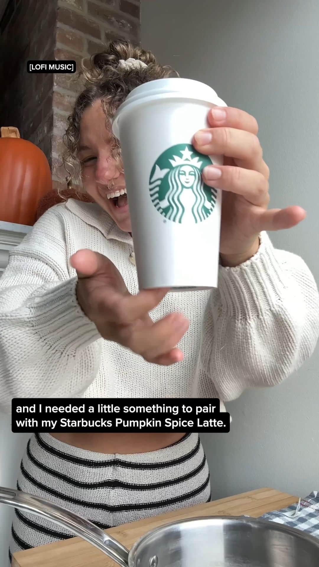 Starbucksのインスタグラム：「Making these PSL-inspired crepes by @babytamagooo ASAP. 🎃🍂  Ingredients:  2-2.5 cups coffee-steeped whole milk 1.5 cups all-purpose flour 2 tbsp melted butter 3 tbsp sugar 4 eggs 1/4 cup pumpkin puree 1 tsp pumpkin spice  1 tsp vanilla extract  Pinch of slat   1. Whist all the ingredients in a bowl, making sure there are no streaks or lumps. Consistency should be like heavy cream. Add 1/2 cup of milk if too thick.  2. Cover and refrigerate for 30 min-1 hour 3. Heat nonstick pan to medium hear and brush with a little oil.  4. Ladle batter into pan while swirling with your other hand to make sure the batter covers the entire surface in a very thin layer.  5. Cook the crepe for 1-2 minutes until edges just start to crisp up. Optional to add a little butter to the pan.  6. Flip very carefully with a flat spatula or your hands by grabbing the corner of the crepe.  7. Repeat with the rest of the batter.  8. For the cream: mix 1 cup heavy cream with 1 tbsp powdered sugar, a dash of cinnamon and a splash of vanilla extract. Whisk until still peaks and roll on top of your crepes.  Dust with pumpkin spice and enjoy.  #Starbucks #Fall #PSL #Recipe」