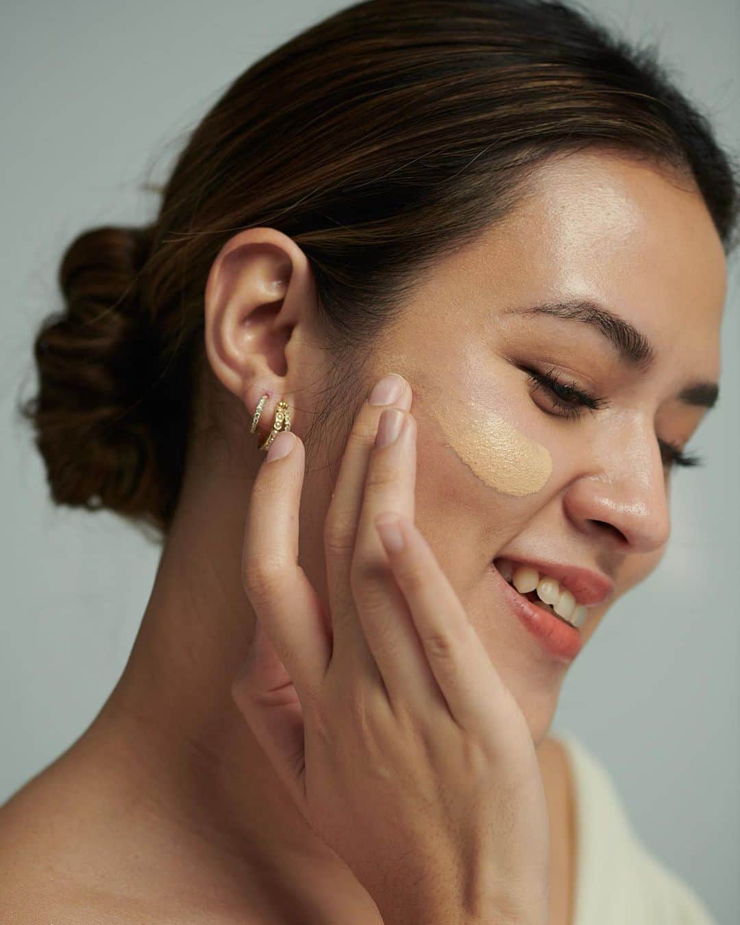 Raisa Andrianaのインスタグラム：「Dari awal launch @officialrainebeauty, mimpinya tuh emg punya base product, dan kita pengen sesuatu yang buat dipakai sehari2, gak intimidating, bahkan untuk orang yang gak jago makeup pun anti fail deh. Filosofinya di “my skin but better”, I feel like people still want a little coverage, but with a skin-like finish jadi tetep dapet pujiannya “ih kulitnya bagus bgt..” bkn “makeupnya bagus bgt..”. And of course harus ada skincare benefit juga, karena anggapan “makeup is bad for your skin” is so outdated. Setelah mencoba berbagaiii macam sample selama 1,5 tahun terakhir, akhirnya lahirlah “The Daily Skin Drops” our babyyyy.. We’re so proud of this product, and the fact that I genuinely do not reach for any other foundation/skin tint/tinted moisturizer after we created this product makes me really really happy!! Hope you love this product as much as we do!!」