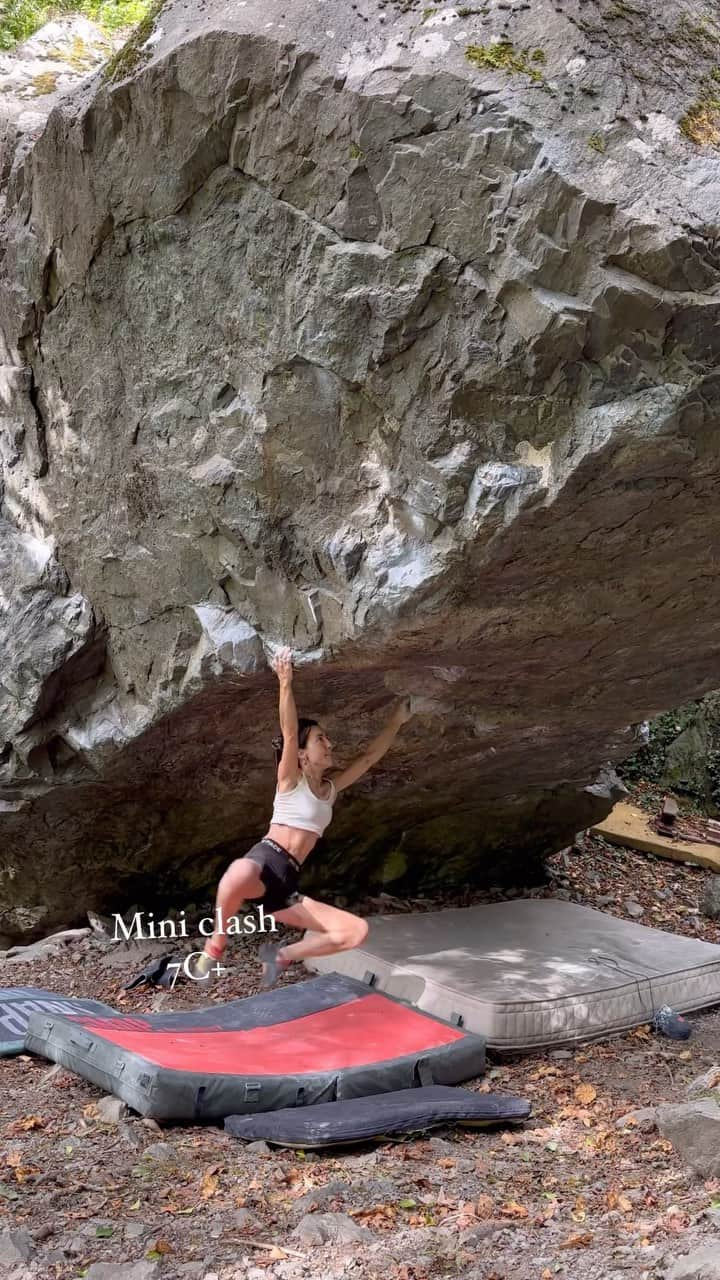 キャロライン・シノのインスタグラム：「Rioupéroux, le site de bloc le plus sous côté de France🤍 Un rocher exceptionnel et des blocs super physiques👌à côté de Grenoble. Ça ressemble un peu à Vernayaz en Valais. J’adooorree, j’ai tout à faire là bas. J’avais pas fait le crux de mini clash y’a 4 ans et je l’ai fait en 2 essais cette fois💃. A très vite j’espère ! Les meilleurs sites de bloc en France: 1/Bleau mais c’est presque hors concours  2/Rioup 3/ la Capelle Vous êtes d’accord? @crimpoilofficial #recoverfaster @girlsinbleau @arkose.climbing #arkoesheroes @snap.climbing @frictionlabs @scarpaspa」