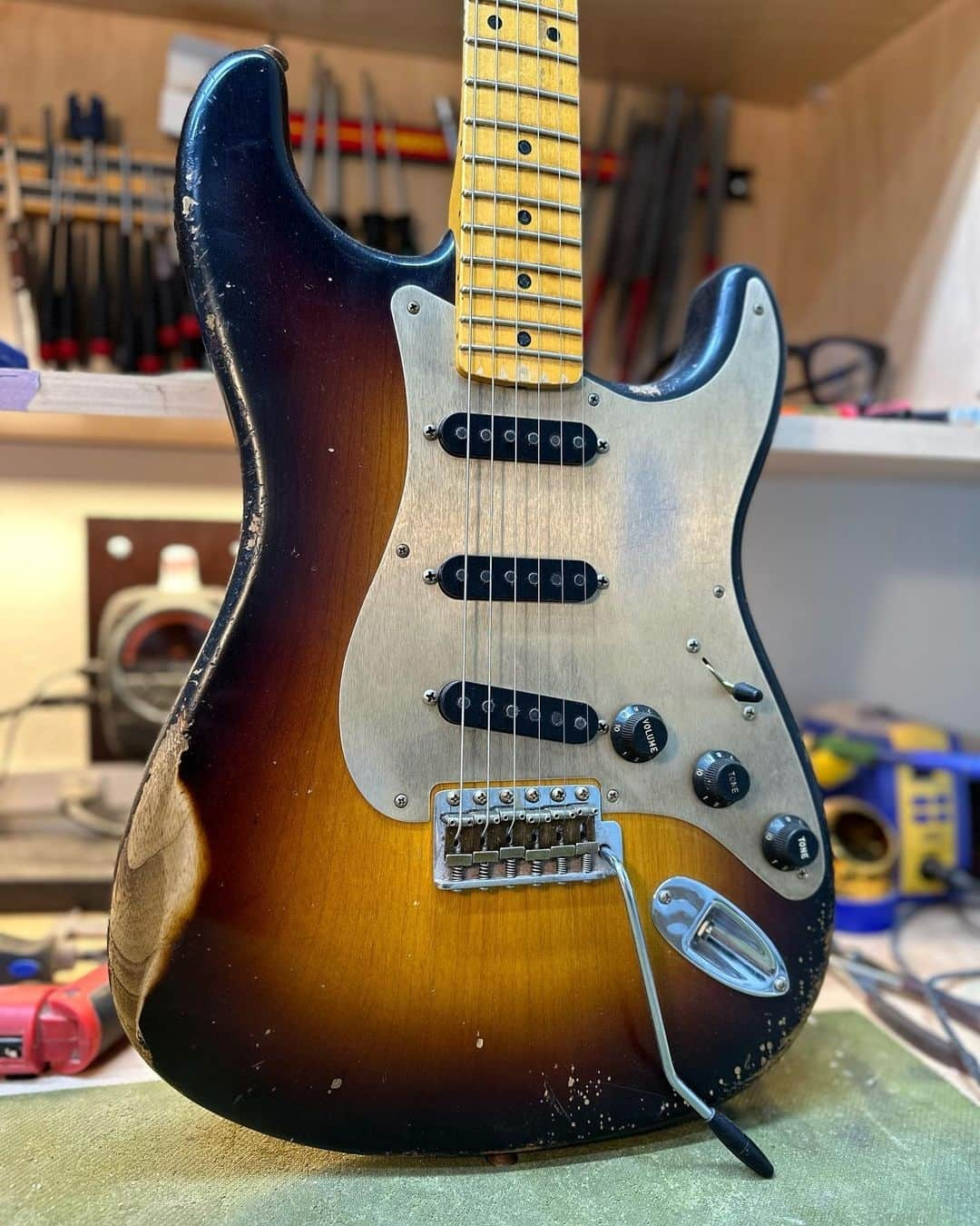 Fender Guitarさんのインスタグラム写真 - (Fender GuitarInstagram)「You can never go wrong with a @Fendercustomshop Sunburst Strat. This '56 Strat built by @austinmacnutt_fender features a Gold anodized pickguard, Black covers & knobs, a 9.5" radius and a maple neck with a soft "V" shape. #Straturday」9月10日 1時00分 - fender