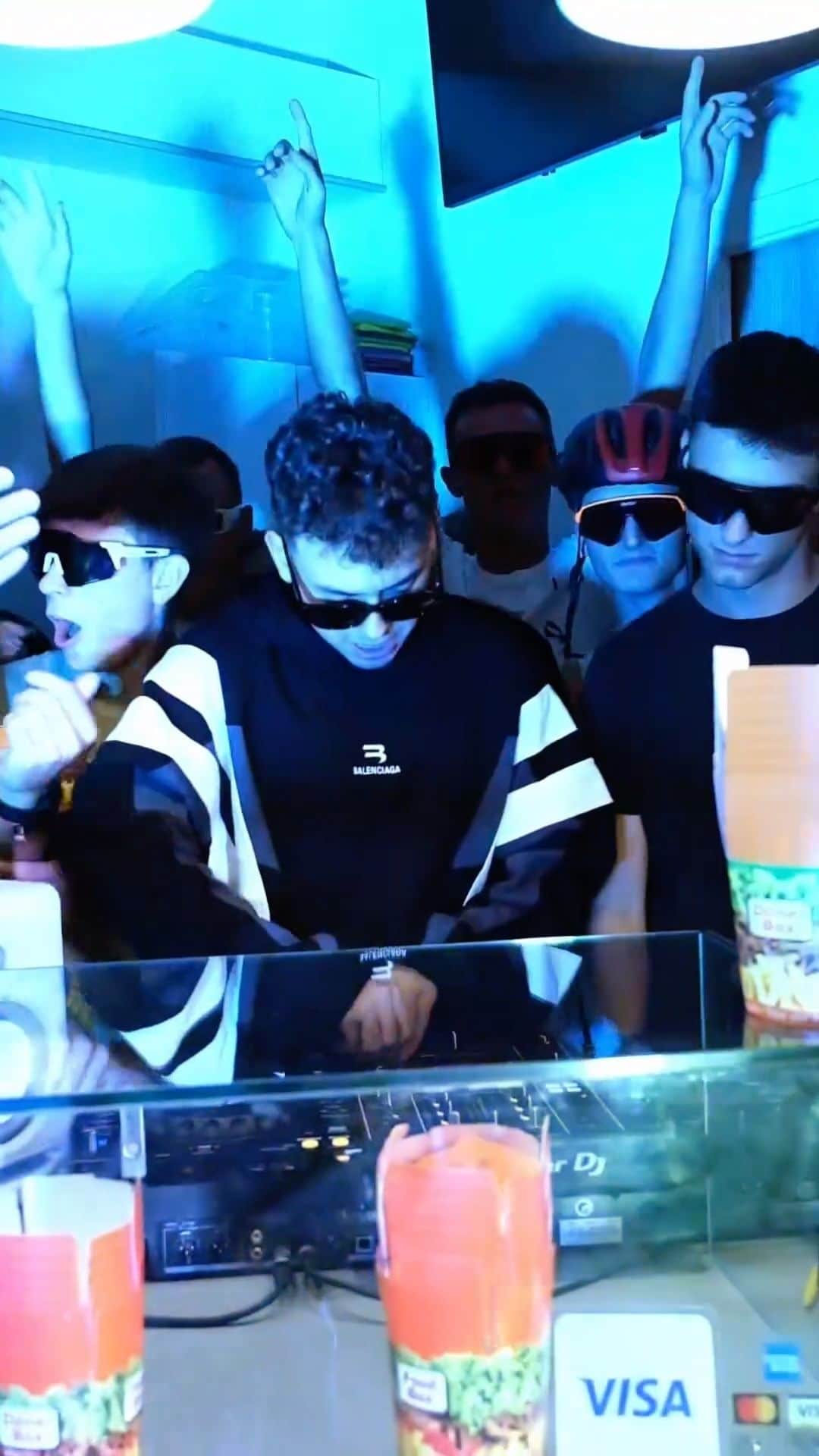 Spinnin' Recordsのインスタグラム：「Hungry but also down to rave? What about a DJ set at a kebab shop? We've got you covered 😉 @albi222albi x @paulschulzemusic - Blue Island (feat. @sbstn.music) is out now on @mentalomusic.」