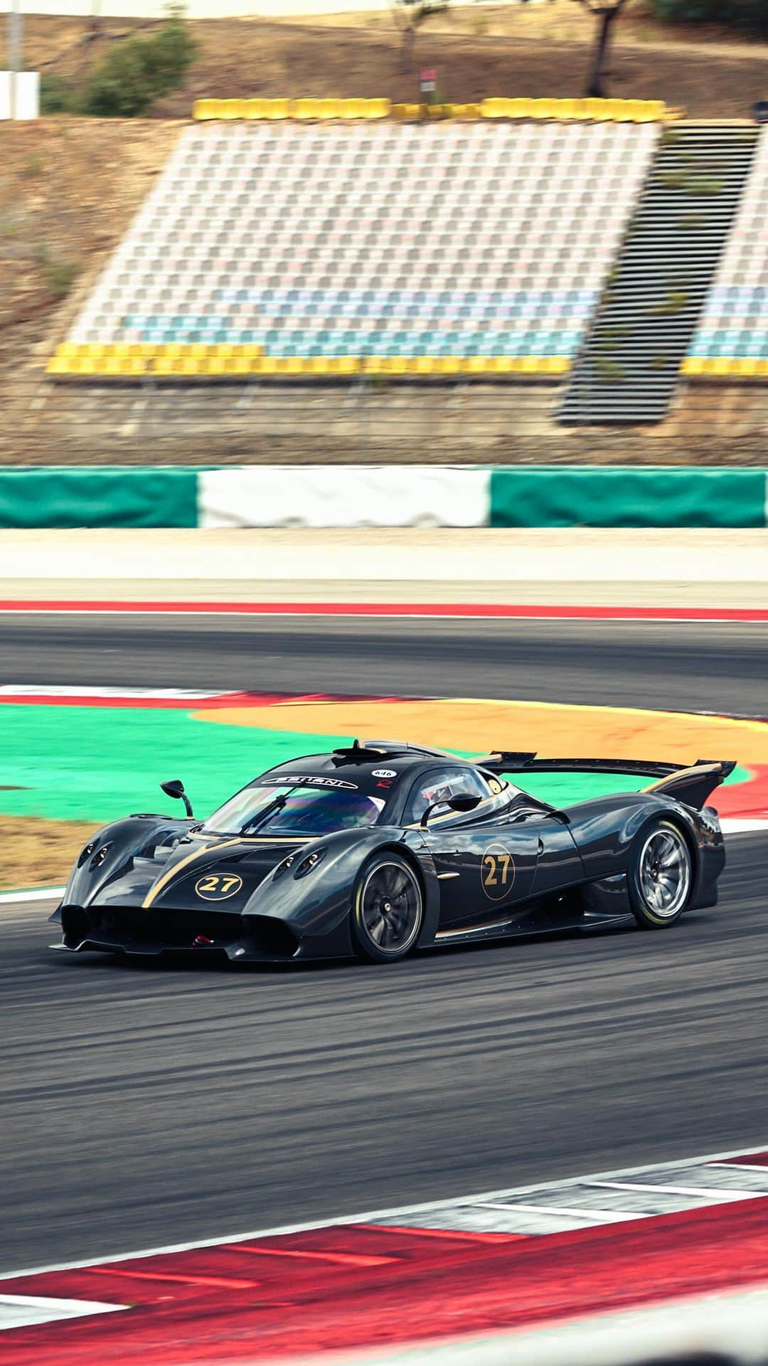 パガーニ・アウトモビリのインスタグラム：「Driving on the world's most prestigious tracks is an integral part of the Huayra R experience.  This is Arte in Pista: a way to experience the thrills that only a Pagani hypercar at peak performance can deliver.  @autodromodoalgarve  #Pagani #PaganiAutomobili #ArteInPista #HuayraR」