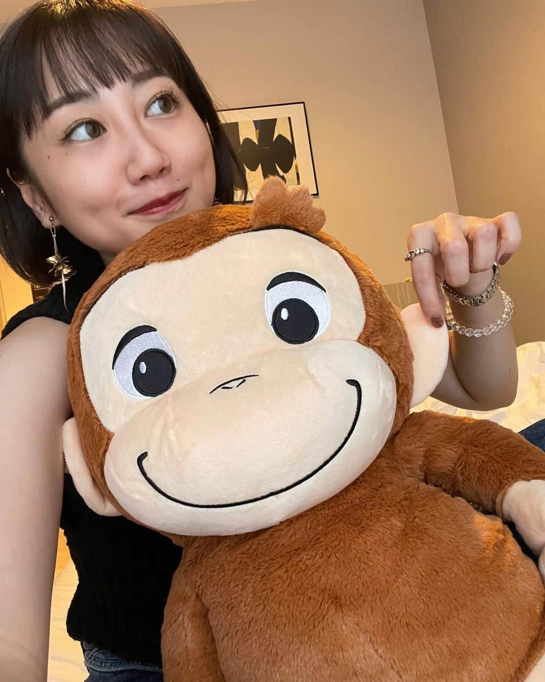 樹麗のインスタグラム：「さあてっ どっちがジョージで どっちがジューリだっ🫶笑  （私の親友は動物園に行く度にお猿の写真を撮ってはじゅったんがいたよ、と送りつけてきます。この行為は8年経った今でも続いています。そろそろ飽きてくれませんかね。）  そしてなんやかんかで、 もうすぐ舞台本番だ〜✌︎ ぎゃんばるぞ〜🐒  ご予約はプロフィール欄から☺︎ お願いします。ウキキ」