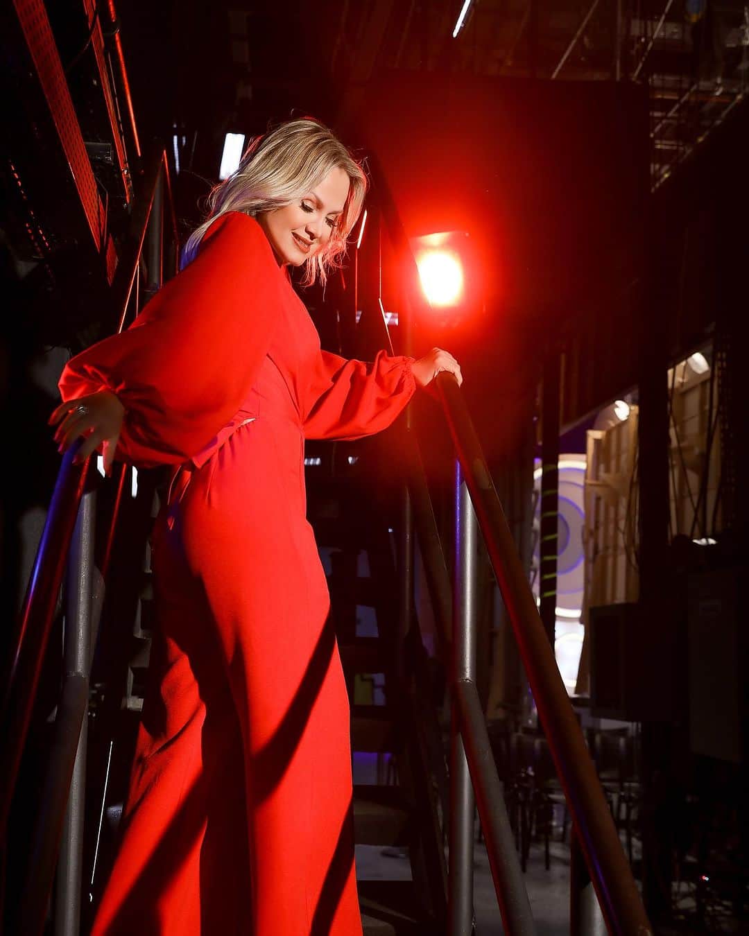 Eliana Michaelichin Bezerraのインスタグラム：「Vem que vem!! Amanhã te espero para um programa feito com muito carinho ❤️. @programaeliana às 15h, no @sbt. #ladyinred💃  Foto: @rpallatta Estilo: @thidyalvis Beleza: @fareisbeauty」