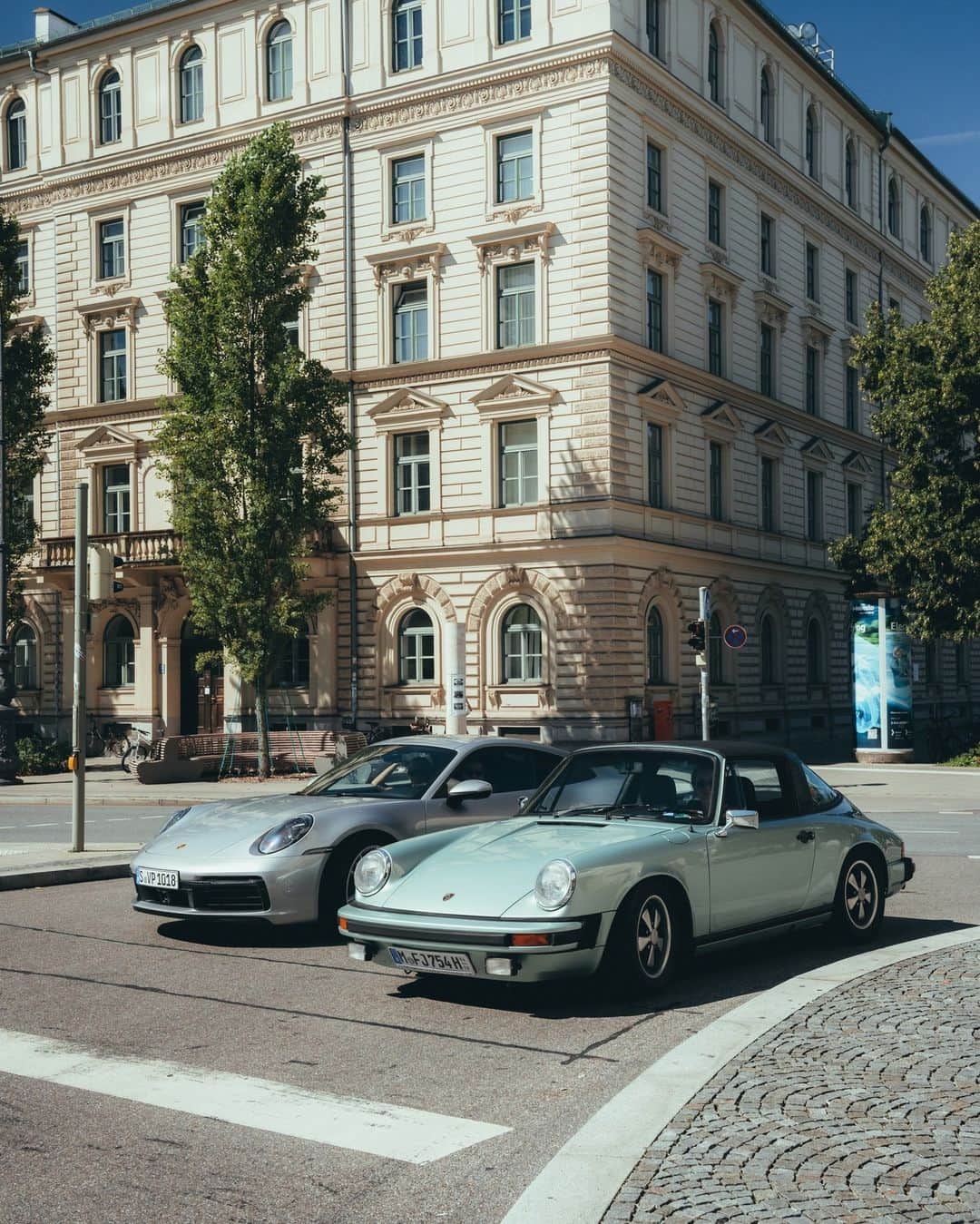 Porscheさんのインスタグラム写真 - (PorscheInstagram)「Did you spot us, Munich? As the car world gathers for @iaamobility, some classic and new 911 models have been hitting the city's hotspots for a birthday tour. Here's to 60 years of memorable drives – there’s plenty more to come. __ 911 Carrera: Fuel consumption combined in l/100 km: 10,8 - 10,3 (WLTP); CO2 emissions combined in g/km: 245 - 233 (WLTP) I https://porsche.click/DAT-Leitfaden I Status: 09/2023」9月10日 1時06分 - porsche