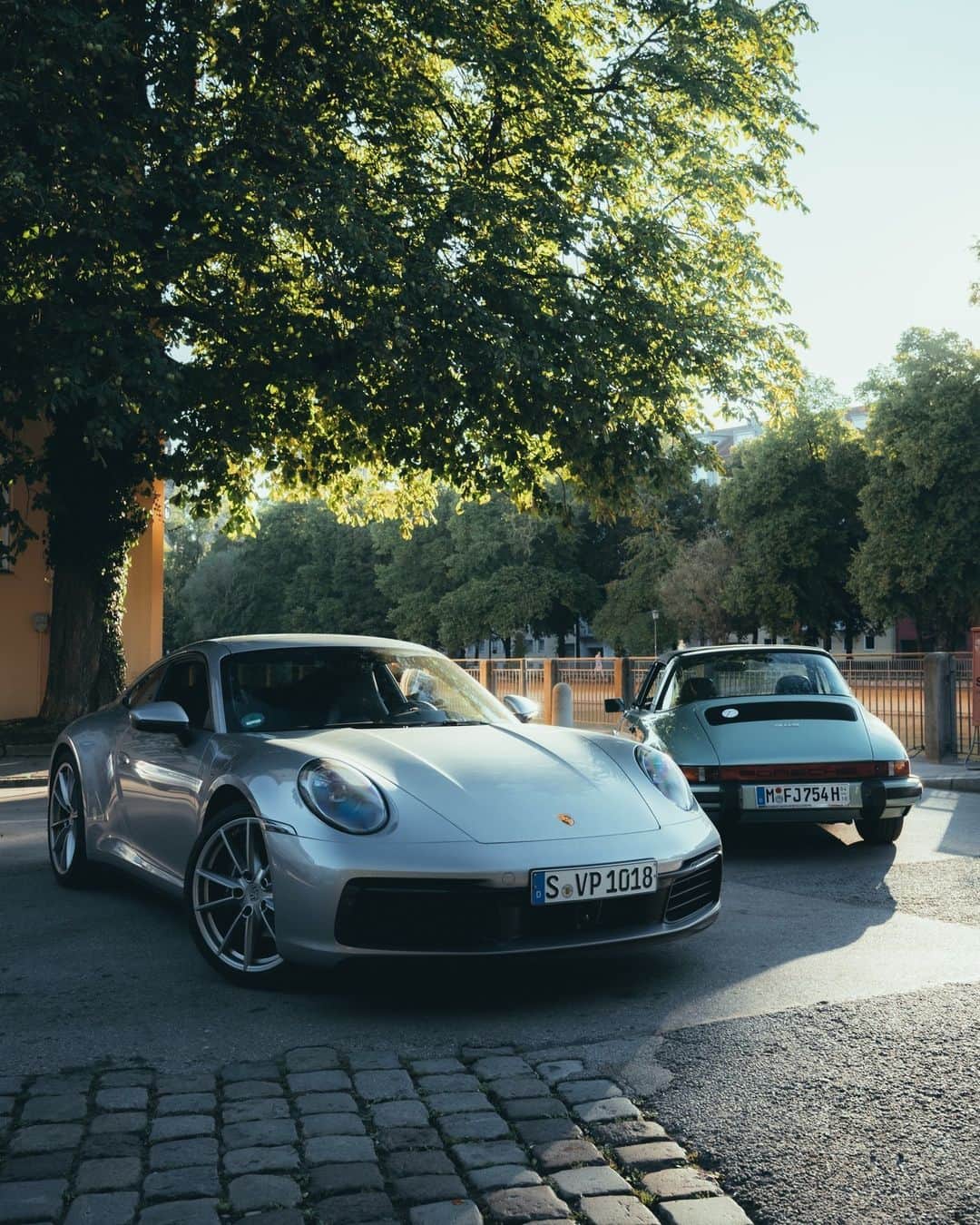 Porscheのインスタグラム：「Did you spot us, Munich? As the car world gathers for @iaamobility, some classic and new 911 models have been hitting the city's hotspots for a birthday tour. Here's to 60 years of memorable drives – there’s plenty more to come. __ 911 Carrera: Fuel consumption combined in l/100 km: 10,8 - 10,3 (WLTP); CO2 emissions combined in g/km: 245 - 233 (WLTP) I https://porsche.click/DAT-Leitfaden I Status: 09/2023」