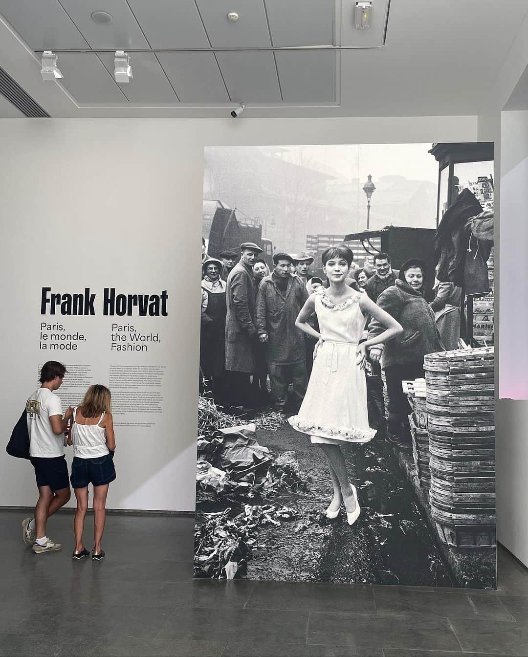 大森美希さんのインスタグラム写真 - (大森美希Instagram)「Frank Horvat, "Paris, le monde, la mode" Exhibition at Jeu de Paume, Paris  Agnès Varda, etc...  先週の日曜日にジュ・ド・ポーム国立美術館(Galerie nationale du Jeu de Paume)の「Frank Horvat(フランク・ホーヴァット)」展に行って来た。1950年代から1960年代にかけて発表したファッション写真や、東京やインドなど様々な国で生活している女性の姿を撮った写真がとても印象的だった。9/17まで。  #frankhorvat #agnesvarda #photography #monochrome #mode #fashion #jeudepaume #museum #paris #art #photographer   #フランクホーヴァット #フォトグラファー #写真展 #ジュドポーム #パリ #ファッション写真 #モード写真 #アニエスヴァルダ #アート #ファッション #モノクローム #モード」9月10日 1時07分 - mikiomori_