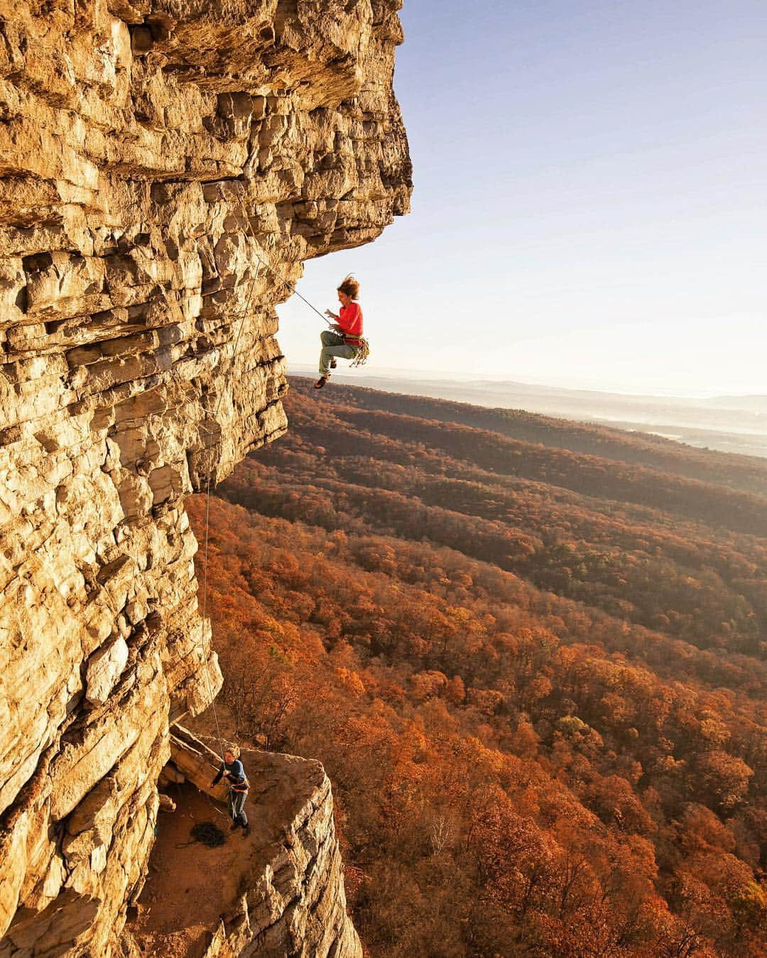 ジミー・チンさんのインスタグラム写真 - (ジミー・チンInstagram)「The shot. Getting the shot.  Sendtember is here.  The Gunks, New York.  Second 📷 by @mikeylikesrocks  @canonusa」9月10日 1時19分 - jimmychin