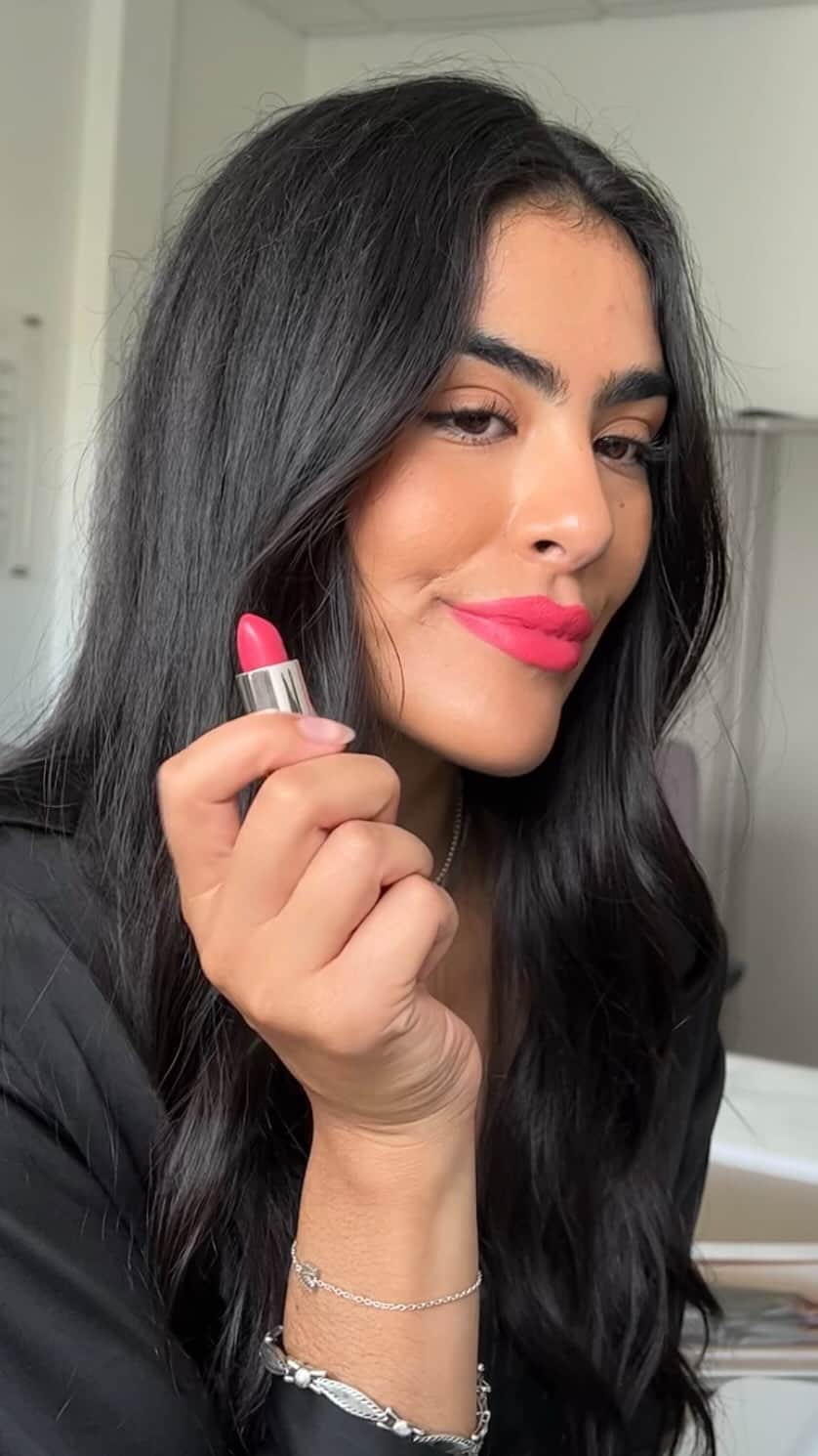 Clarins Canadaのインスタグラム：「The Shoppers Beauty+ Event is on now from September 9 to October 6 😍 It’s the perfect time to try the NEW Clarins Joli Rouge Lipsticks!  💄For a casual look: Try the Joli Rouge Shine 757S in nude brick shade. 💄Heading to a business meeting? Opt for the Joli Rouge Satin 773 in pink tulip. 💄Planning a night out? Rock the Joli Rouge Velvet 754V in deep red.  Get 12,000 bonus PC Optimum™ points when you spend $40 or more (before taxes) on any participating Clarins makeup or product from the Double Serum range, at Shoppers Drug Mart.  __________ L’Événement Beauté+ Pharmaprix se déroule du 9 septembre au 6 octobre 😍 C’est donc le moment idéal pour essayer les nouveaux Joli Rouge de Clarins !   💄Pour un look décontracté : essayez le Joli Rouge Brillant 757S nude brick. 💄En route vers une réunion ? Optez pour le Joli Rouge Satin 773 pink tulip. 💄Vous prévoyez une soirée ? Portez le Joli Rouge Mat 754V deep red.  Obtenez 12 000 points PC Optimum™ en prime lorsque vous dépensez 40 $ ou plus (avant taxes) sur n’importe quel produit maquillage Clarins participant ou produit de la gamme Double Serum, chez Pharmaprix.  . . . @shoppersbeauty @pharmaprixbeaute #ShoppersBeauty #ShoppersBeautyPlusEvent #PharmaprixBeauté #ÉvénementBeautéPlusPharmaprix #ClarinsMakeup #JoliRouge #NotJustALipstick」
