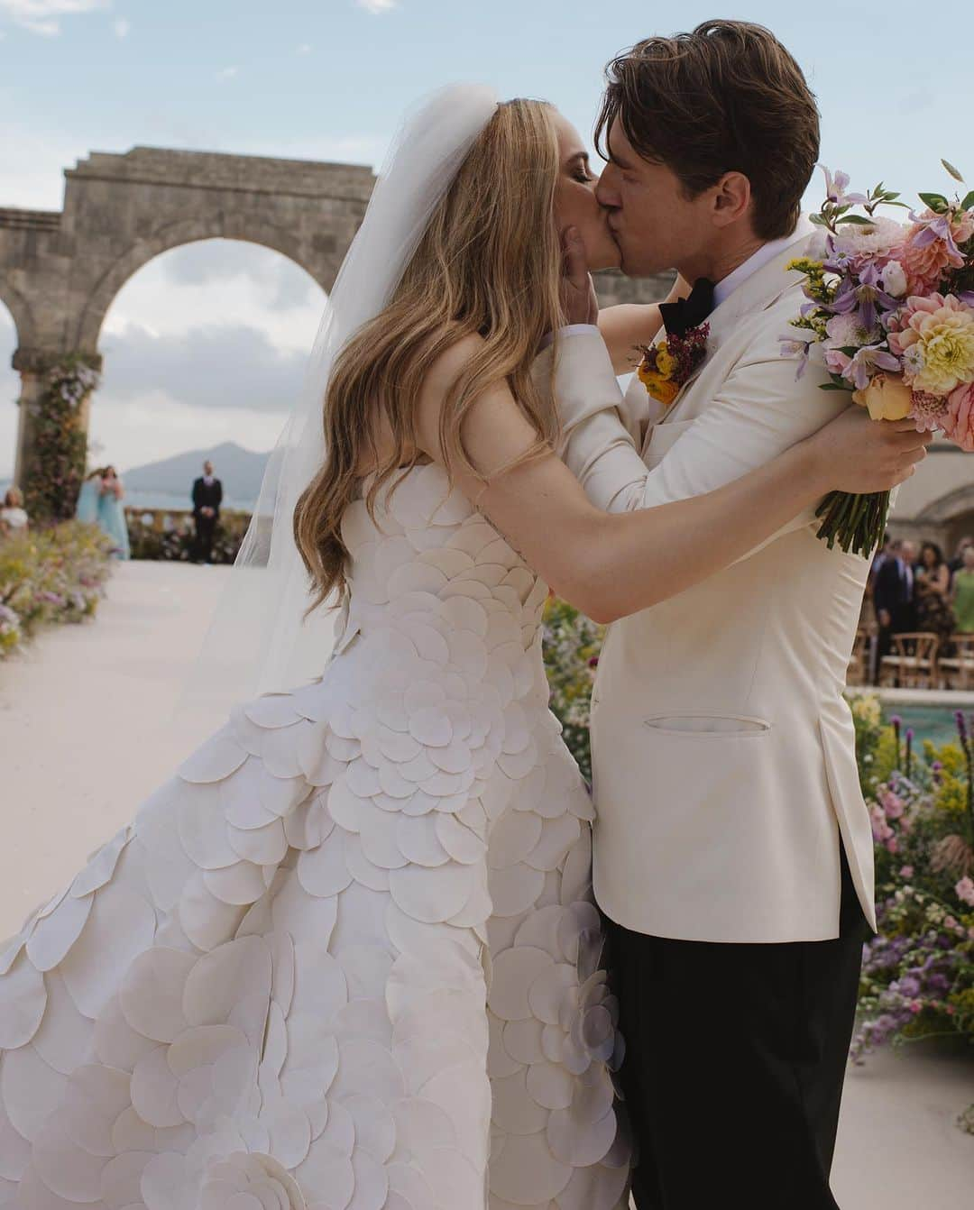 オスカーデラレンタさんのインスタグラム写真 - (オスカーデラレンタInstagram)「Eternal Love 🤍 @joeyking is a vision of perfection in the #odlrbridal hand-embroidered petal ball gown with a custom drop waist for her Mallorca wedding.  Photographed by @normanandblake Styled by @jaredengstudios」9月10日 1時13分 - oscardelarenta