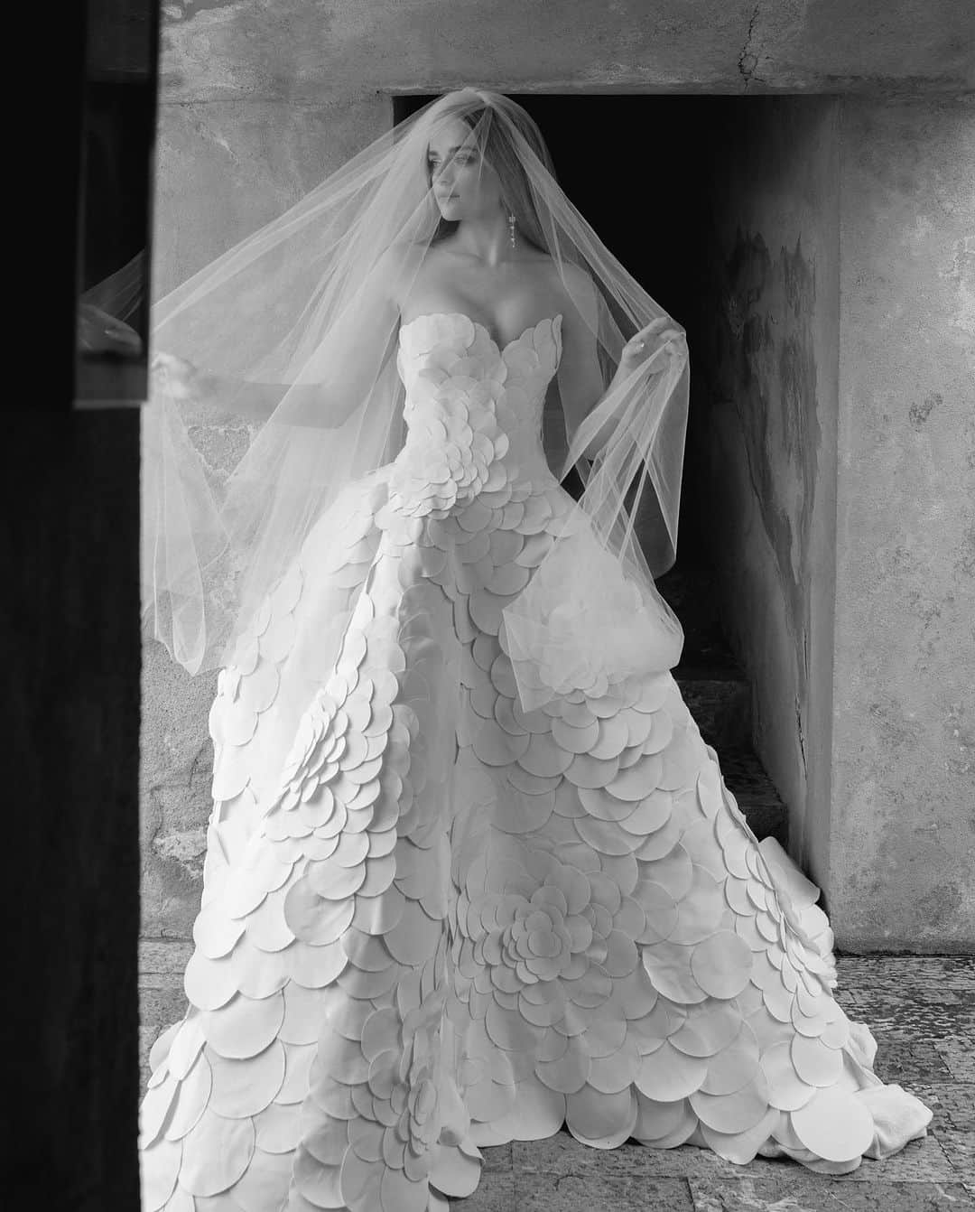 オスカーデラレンタさんのインスタグラム写真 - (オスカーデラレンタInstagram)「Eternal Love 🤍 @joeyking is a vision of perfection in the #odlrbridal hand-embroidered petal ball gown with a custom drop waist for her Mallorca wedding.  Photographed by @normanandblake Styled by @jaredengstudios」9月10日 1時13分 - oscardelarenta