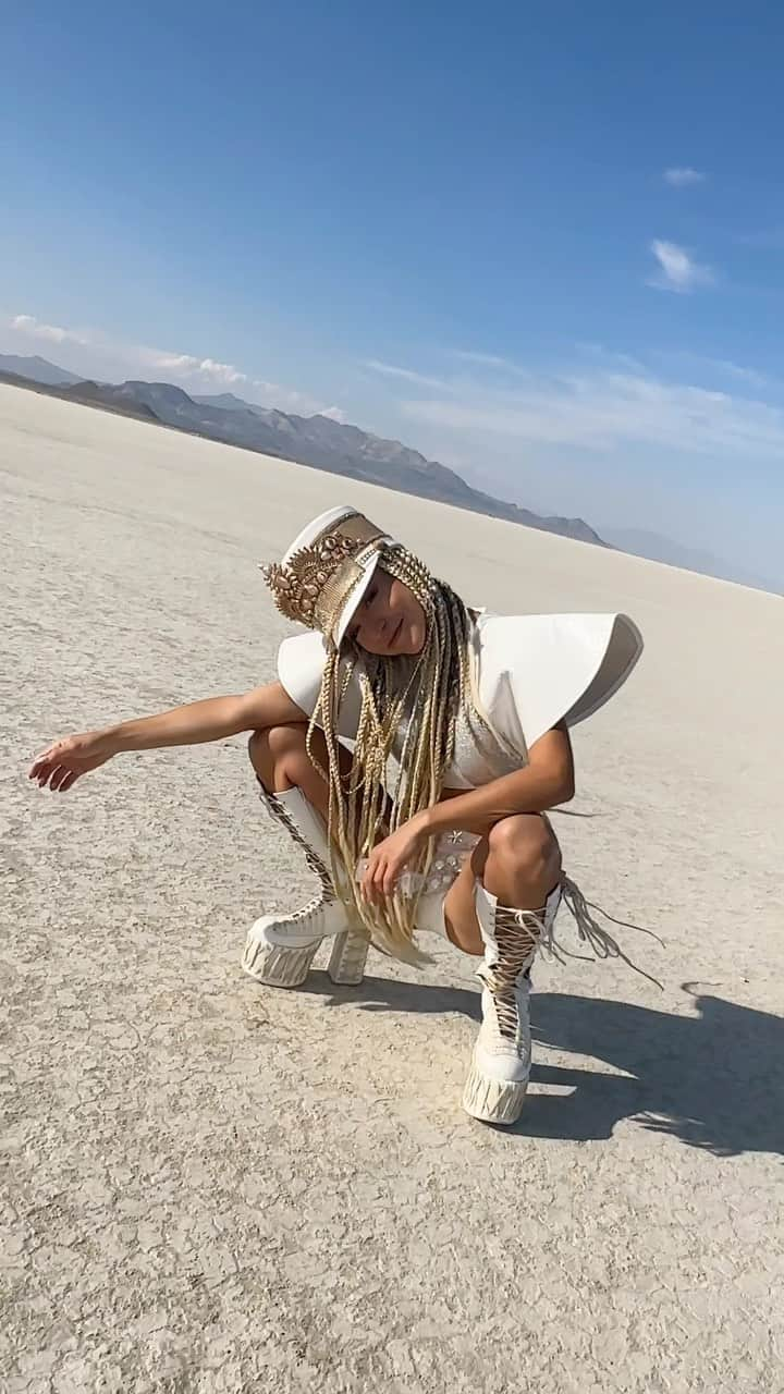 アギーのインスタグラム：「Okay, last one from Burning Man 🧚🏻‍♀️ #burningman #blackrockcity」