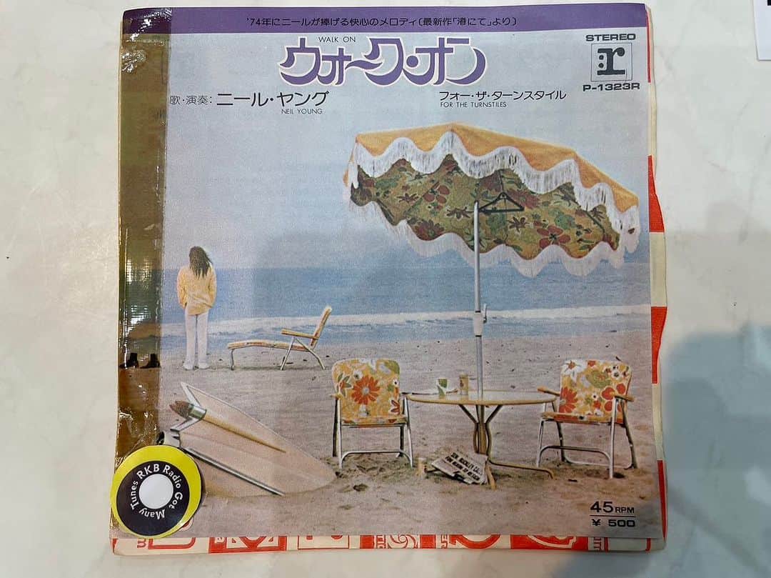 深町健二郎のインスタグラム：「久しぶりのGot Many Tunesでした🎶  約1ヶ月ぶりの放送となりましたが、メールもたくさん頂き忘れられてなくて良かったー😂  Fukamachi Tunesでは、ロンドンでディグって来た7inchからThe Locomotiveの珠玉のスカチューンとBenny Sings feat.Mac DeMarco、さらにはベイフェス9/24に出演する LAGHEADS feat.HIMIを紹介。HIMI君のパフォーマンス力は、サンセットライブでも証明済みなので、期待大ですね！  からのDig Dig Recordsも久しぶりだからか、'74当たり箱でした。担当は富爺！ちょいちょい割り込む深町。  はちみつぱいを皮切りにキャラメルママがサポートした雪村いづみ、ニール・ヤングの美ジャケ名作「渚にて」からのシングル、ブレバタ"ピンク・シャドウ"と完璧な立ち上がり😊  ヒデキはローラには行かず、お約束B面のファンキーチューン。シールズ&クロフツの名曲"サマー・ブリーズ"はなんと日本語バージョン！  ホギー青山の和製シルビア的お色気チューンを打ち砕くニューヨークドールズ！やっぱよかね🤩 エディ播とオリエントエキスプレスもカッコ良さでは負けていない。  サンタナは、ロータスの伝説(ジャケは横尾忠則デザイン)という日本でライブレコーディングされたアルバムから"ブラックマジックウーマン"〜これまたカッコいいバイバイセッションバンド〜エルトン・ジョンの隠れた名曲。  マーサ・リーヴスはヴァン・モリソンのカバー曲。ジム・ケルトナーとジェームス・ジェマーソンのリズムセクションも最高！  沢たまきのヤサグレ感も良し！で個人的に思い出深い"ドラゴン怒りの鉄拳"サントラから。中2の時に試写会行って、生ノラ・ミャオにも会ったエピソードも😊  #GotManyTunes #rkbラジオ」