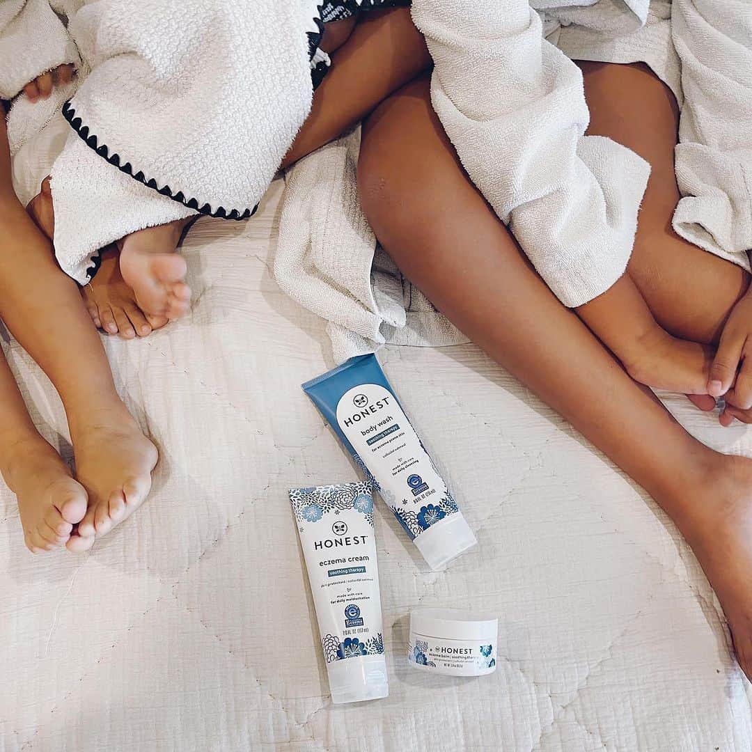 The Honest Companyさんのインスタグラム写真 - (The Honest CompanyInstagram)「The struggle is real, but we’re here to help during National Eczema Week! 🙌 Whether you or your little one is dealing with dry patches, flare-ups or irritation—there is no need to suffer! Get quick, soothing relief for the whole fam with our Eczema Skin Care lineup. 💙⁣ ⁣ Formulated with the calming powers of ✔️coconut oil, ✔️colloidal oatmeal + ✔️prebiotics, our body washes, balms, creams and lotions are here to give you peace of mind!⁣ ⁣ Tap the link in bio to shop. #HonestCompany #regram 📸: @_supermamas」9月10日 1時27分 - honest