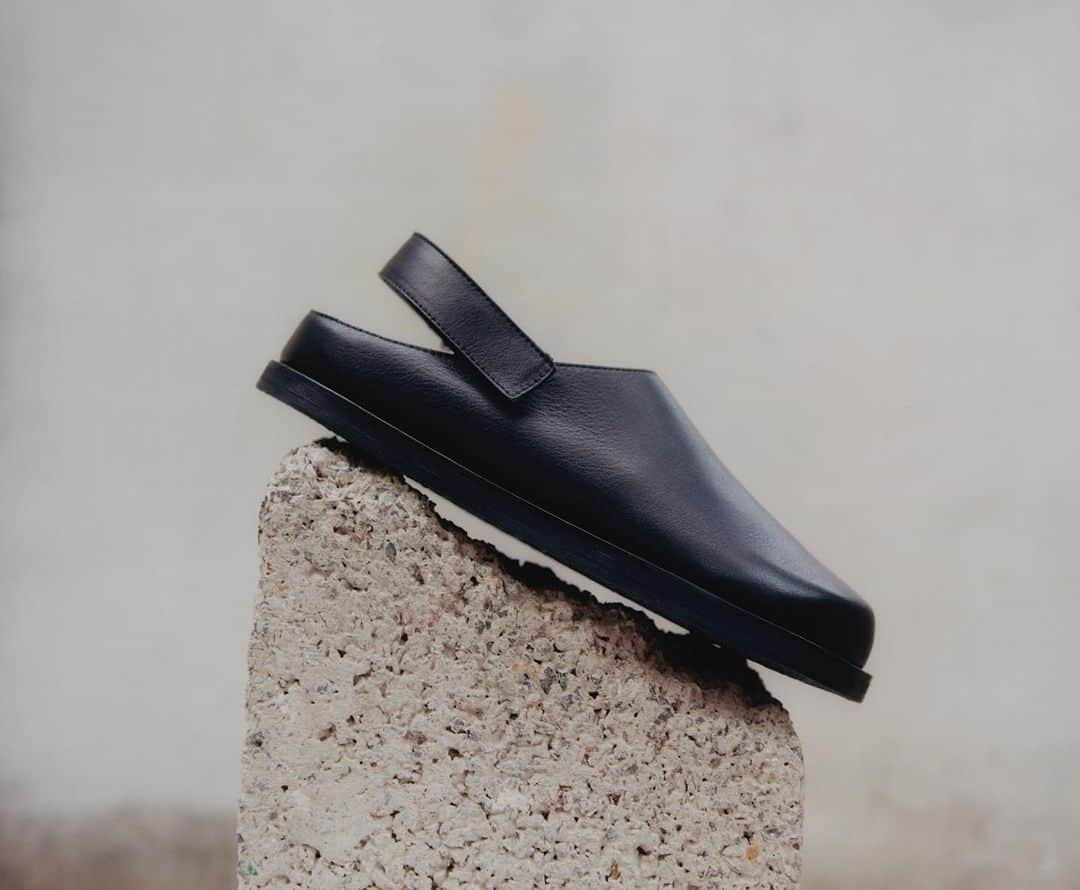 スタジオ ニコルソンさんのインスタグラム写真 - (スタジオ ニコルソンInstagram)「The Hardning | Classic workwear clogs elevated in a full grain tumbled leather or a tactile split suede with an adjustable back strap for the ultimate fit and comfort. | Discover our AW23 footwear | #studionicholson」9月10日 1時30分 - studionicholson