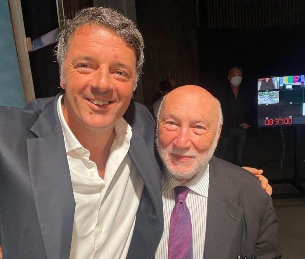 マッテオ・レンツィのインスタグラム：「Ci ha lasciato oggi il professor Domenico De Masi. Su quasi tutti i temi dell’attualità avevamo idee molto diverse, a cominciare dal reddito di cittadinanza. E in tante occasioni il prof ha criticato pesantemente il mio Governo. Ma noi ci conoscevamo da tanti anni, dai tempi di Ravello e dei convegni sull’ozio creativo in Provincia di Firenze. Per questo quando qualche mese fa ci siamo ritrovati in uno studio televisivo dopo anni di scontri a distanza, è scattato l’abbraccio di chi crede nelle proprie idee ma non manca mai di rispetto all’altro.  Questa è la politica dal volto umano che ci piace: discutere ma rispettarsi. Oggi che De Masi ci ha lasciato lo ricordo con quel sorriso e quell’abbraccio: un pensiero a chi gli ha voluto bene.  Che la terra ti sia lieve, prof!」