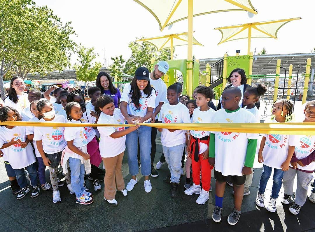 ステフィン・カリーのインスタグラム：「What an incredible day in Oakland celebrating with the students and community of @lockwood_steam_academy as we revealed their new schoolyard—two new mini soccer pitches, multi-sport courts, and kid-designed play structures, plus a nature exploration area, incredible murals, and a Little Town Library. Not sure who had more fun, the students or us!   We also had the chance to announce @eatlearnplay’s ambitious new effort to transform the school experience for a generation of Oakland students. We are committed to raising and investing $50 million+ by the end of the 2025-2026 school year to have the most significant possible impact on kids in our community across all three pillars of our work.    Thank you to our dedicated community of partners and volunteers who supported the event including @Kaboom, @ousdnews, the Bhusri family, @ACCFB, @ckoakland, @oaklitcoalition, @oaklandgenesis, @oaklandroots, @coachbrandonpayne, @djdsharp, @sportcourtnorcal, @currybrand and @underarmour.    📷: @noahgphotos/@gettyimages,@desmondcharlesphoto」