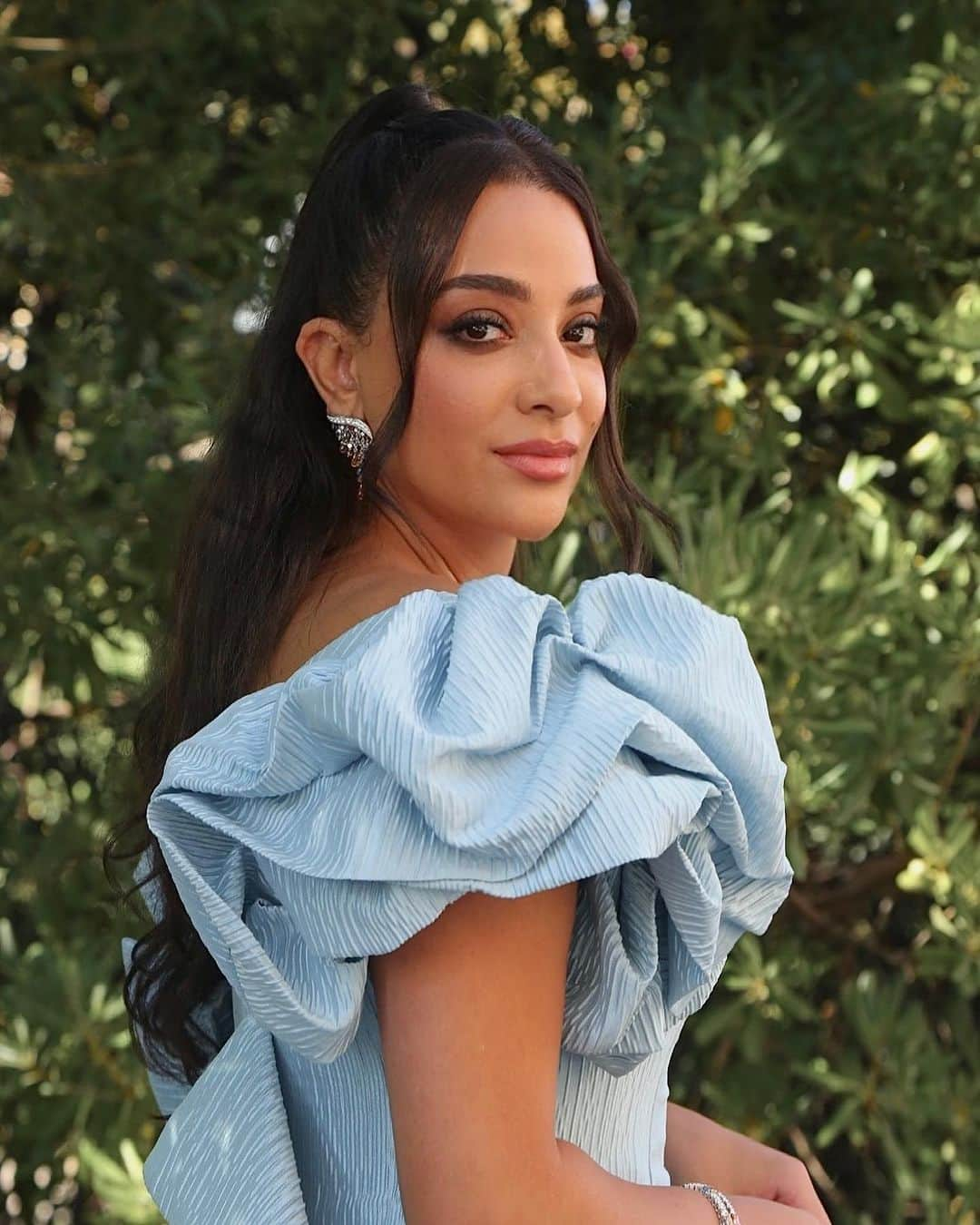 Khairiah Abulabanのインスタグラム：「When in Venice .. #venicefilmfestival #venicebiennale  @labiennale   Styling @rawankattoa  Dress @eman_alajlan  Jwelery @nadine_jewellery  Clutch @hamdaalfahim x @tylerellisofficial  Makeup @armanibeauty via @vanessaudovicich Hair @kerastase_official via @rossimassimiliano_official  Nails @nourrnails Photography @hamedz199」