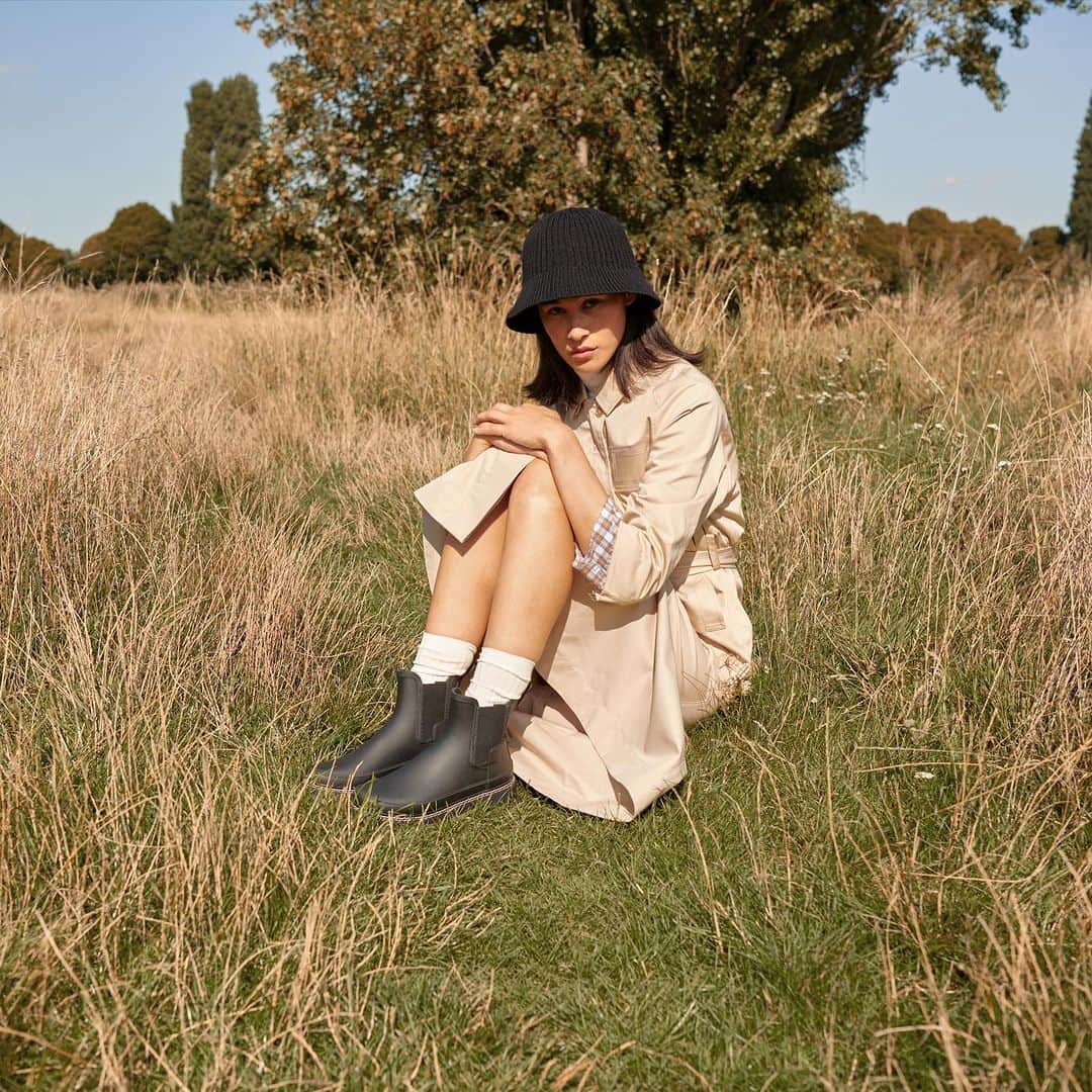 ハンターブーツのインスタグラム：「A classic silhouette with an elevated twist. The Refined Slim Fit Chelsea Boots features a tailored shape and moulded footbed for everyday wear.」