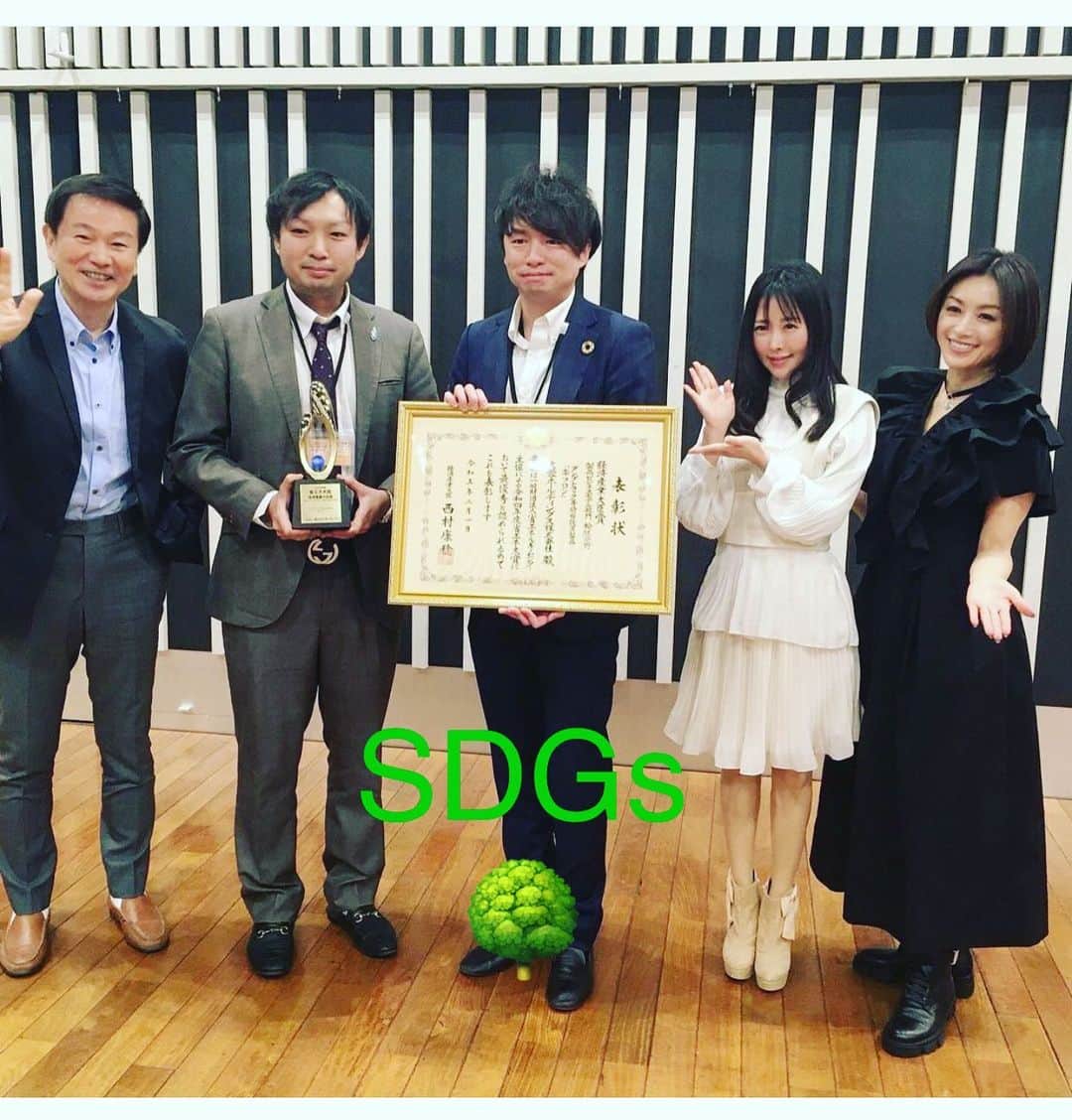 風谷南友のインスタグラム：「今週のSDGsコーナーのゲストさまは、 『株式会社オフィステクノロジー』、 そして『日本ソーラー発電株式会社』代表取締役・山下晃広さんです✨✨  大蓉ホールディングスさんでは、グループ会社で組織する 『一般社団法人 自然環境保全委員会』を設立され、 その代表が山下社長なのです✨   千葉県鴨川市において、“植林による緑の保全活動プロジェクト”を実施して下さっています！  2017年、鴨川市で、樹木の伝染病によって、ナラの仲間の木々が枯れてしまう 『ナラ枯れ』というのが発生し、その被害が拡大していることが分かりました。    大蓉ホールディングスさんは埼玉に会社がございますが、鴨川市内で太陽光発電所を建設されており、 鴨川市は、“企業として成長するのに欠かせない場所”であり、感謝の念にたえないという想いから、 そんな状況を知り、“我々に何かできないか”と協議された結果、 『ヤマザクラ』を植林して、山林の保護と安全に努めることを決定して下さいました！✨  昨年10月9日に『第1回植林祭』を実施し、皆さんと『ヤマザクラ』を1000本、植林されました✨ なんと我らが森田健作さまもご参加されました✨😊🙏  そして今年も！開催して下さるとのことで、 ☆日時：10月22日・午後1時より。 ☆会場：鴨川市内浦の、小湊さとうみ学校で、ヤマザクラを千本無料配布してくださいます✨  また、コロナ禍が続く中、鴨川ではお祭りの開催ができず、 同じようにお神輿も、人の目に触れる機会がなくなっている中、  地元のお神輿の有志者の方々が声を上げてくださり、 この植林祭当日に向け、特別にお神輿を準備していただける事に！  特別なお神輿なので、“神様のお出まし・神幸（しんこう）”とは関係なく、 当日お越しくださった方なら、誰でも担ぐことができるそうです！  なかなかお神輿を担ぐ事はできないので、大変貴重な機会だと思います😊  沢山の笑顔が生まれる素敵なイベント✨ 他にもまだまだ情報があるので、また次回に😊🎶  #nack5 #森田健作青春もきだて朝一番  #大蓉ホールディングス」