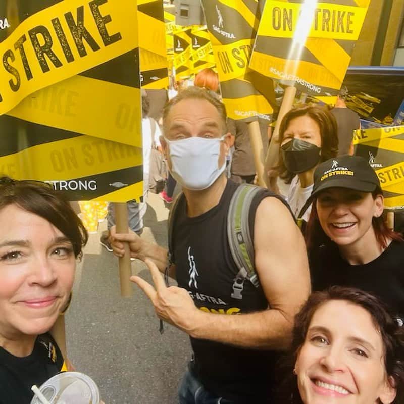 キャリー・プレストンさんのインスタグラム写真 - (キャリー・プレストンInstagram)「#SAGAFTRAStrong and #SAGAFTRA proud today at the NYC Labor Day Parade in solidarity with all workers !! 💪🏼」9月10日 1時47分 - carriepreston