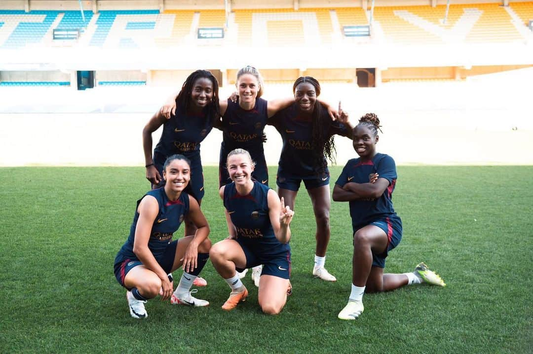 ジャッキー・グローネンさんのインスタグラム写真 - (ジャッキー・グローネンInstagram)「Ready for the first one! @psg_feminines ♥️」9月10日 1時49分 - jackie_groenen_14